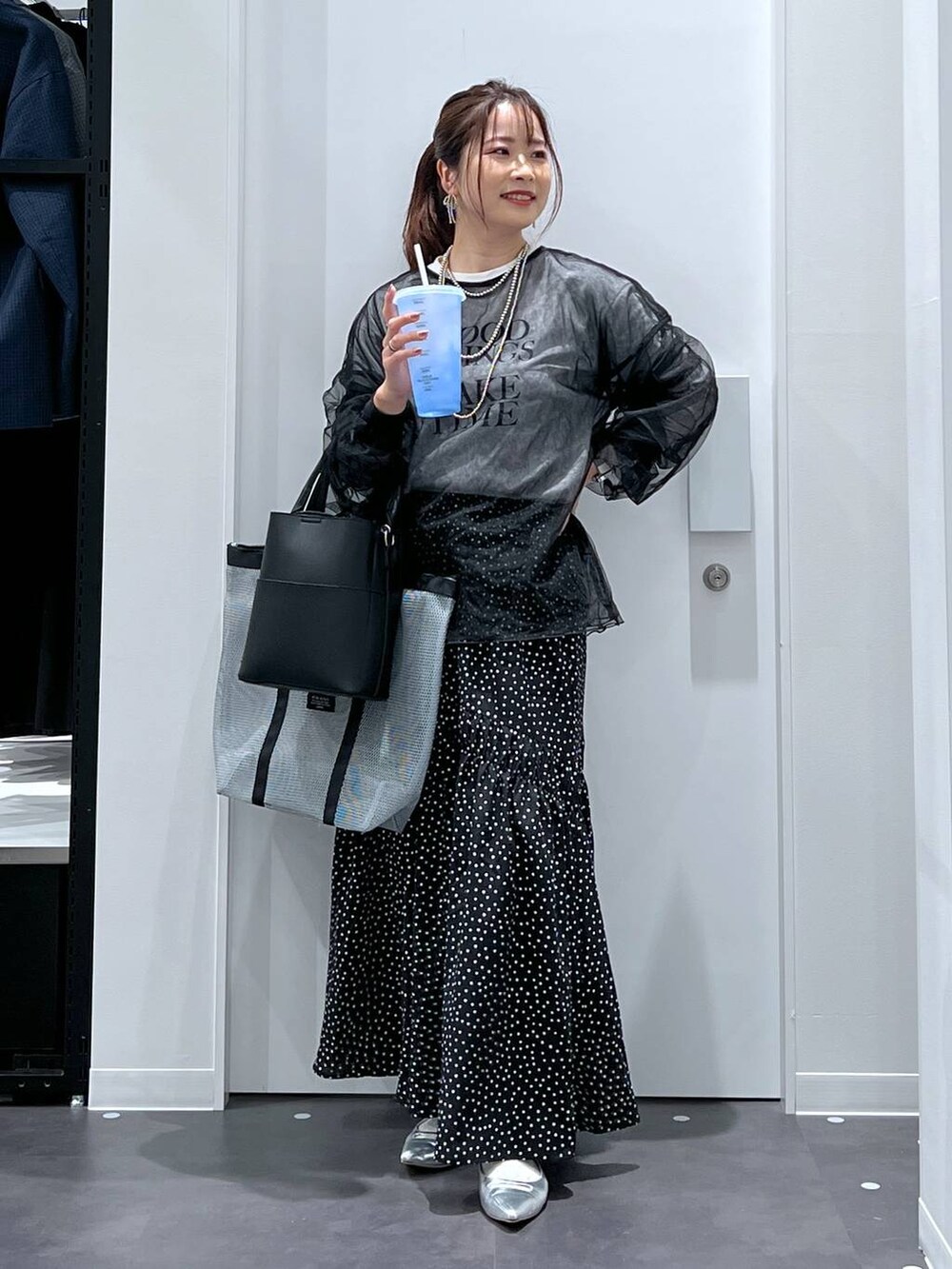 シルバー系のパンプス、その他のスカート、ブラック系のシャツ/ブラウスを着用したレディースの春コーディネートの3枚目の写真