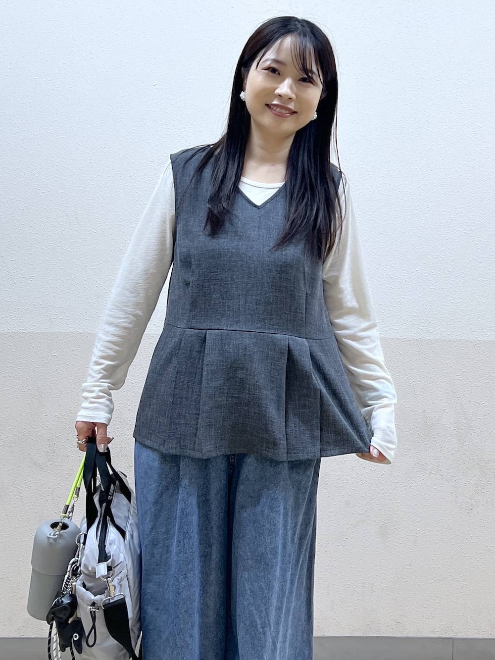 シルバー系のパンプス、ホワイト系のTシャツ/カットソー、グレー系のトートバッグを着用したレディースの春コーディネートの5枚目の写真