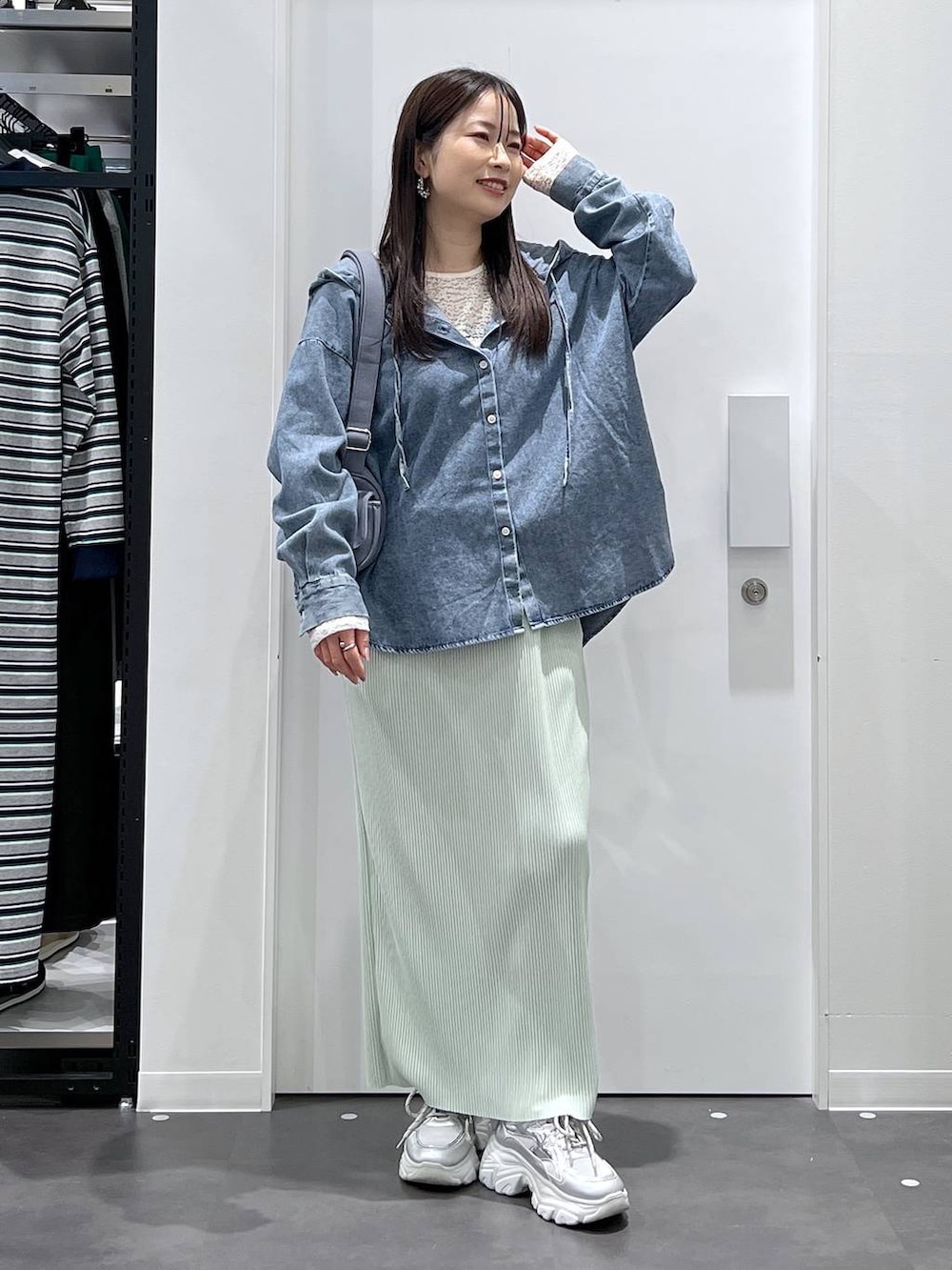 ブルー系のショルダーバッグ、ブルー系のその他トップス、ホワイト系のTシャツ/カットソーを着用したレディースの春コーディネートの5枚目の写真