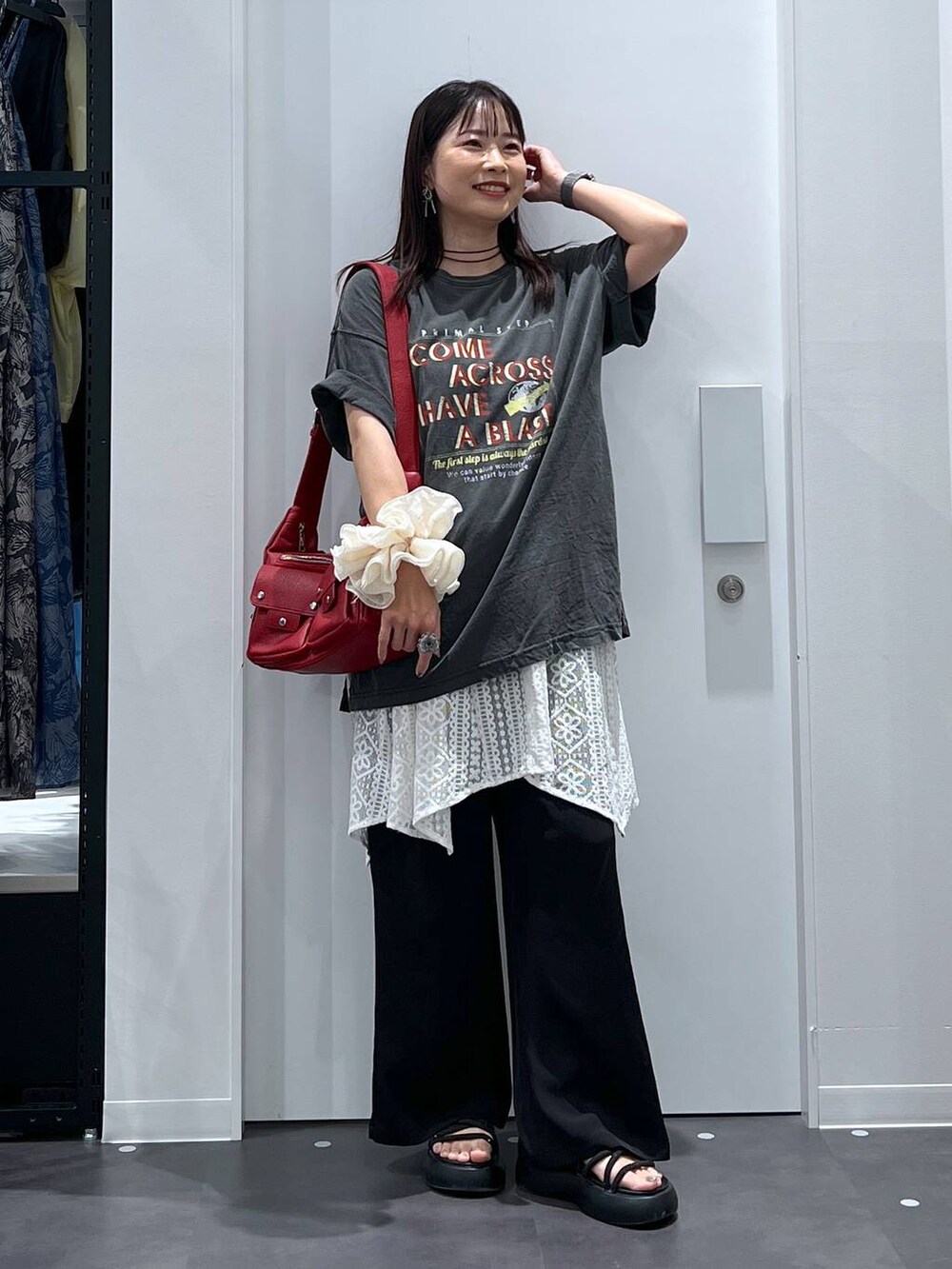 ブラック系のその他パンツ、ブラック系のサンダル、グレー系のTシャツ/カットソーを着用したレディースの夏コーディネートの4枚目の写真