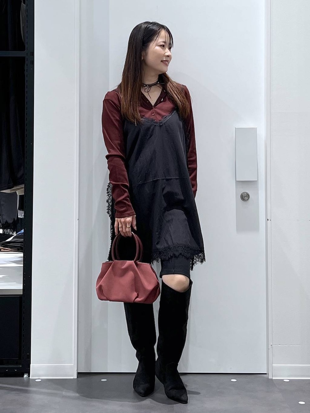 ブラック系のブーツ、ブラック系のその他パンツ、ブラック系のワンピースを着用したレディースの秋コーディネートの4枚目の写真
