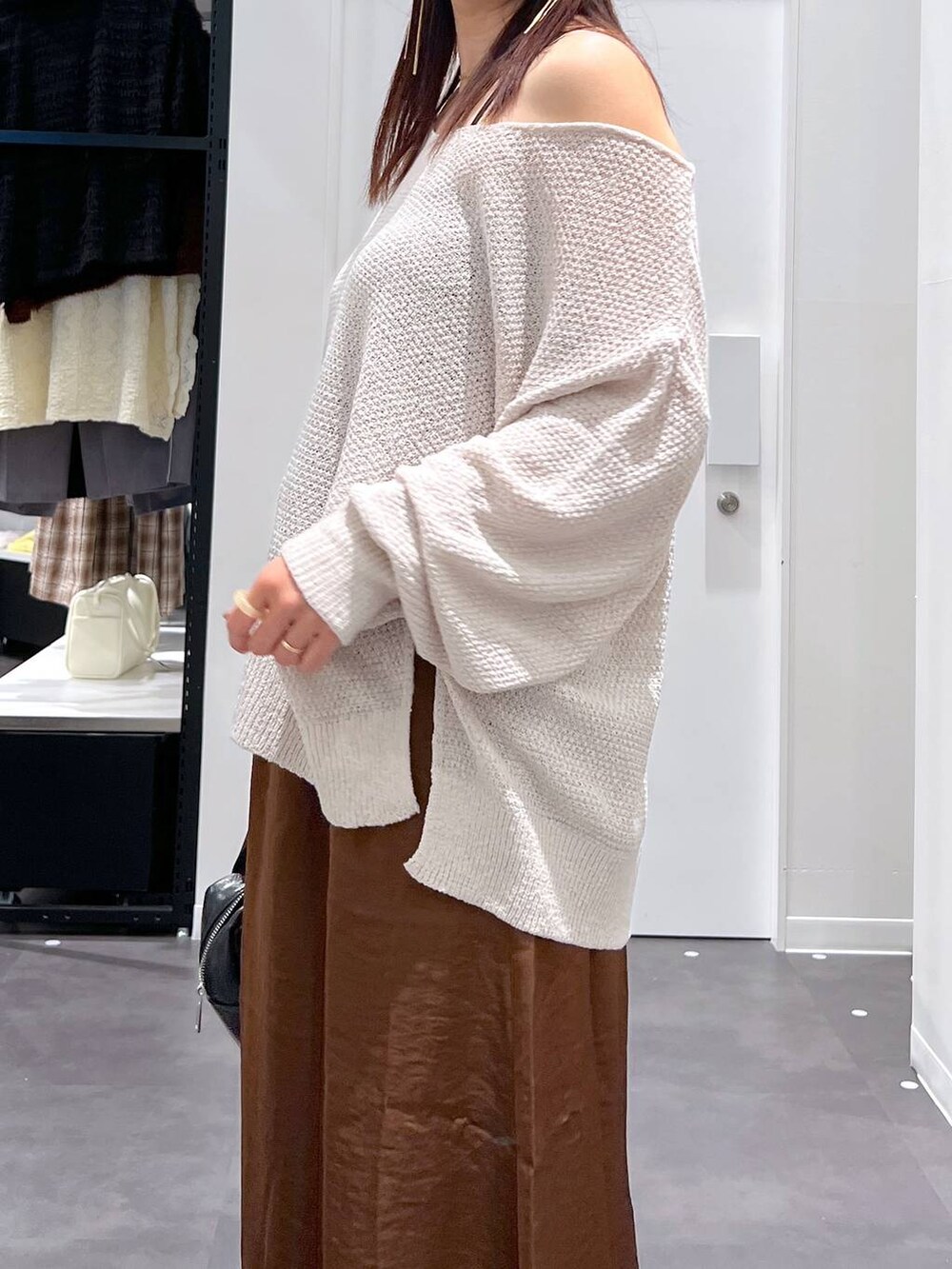 ブラック系のパンプス、ブラック系のショルダーバッグ、ブラウン系のスカートを着用したレディースの夏コーディネートの5枚目の写真