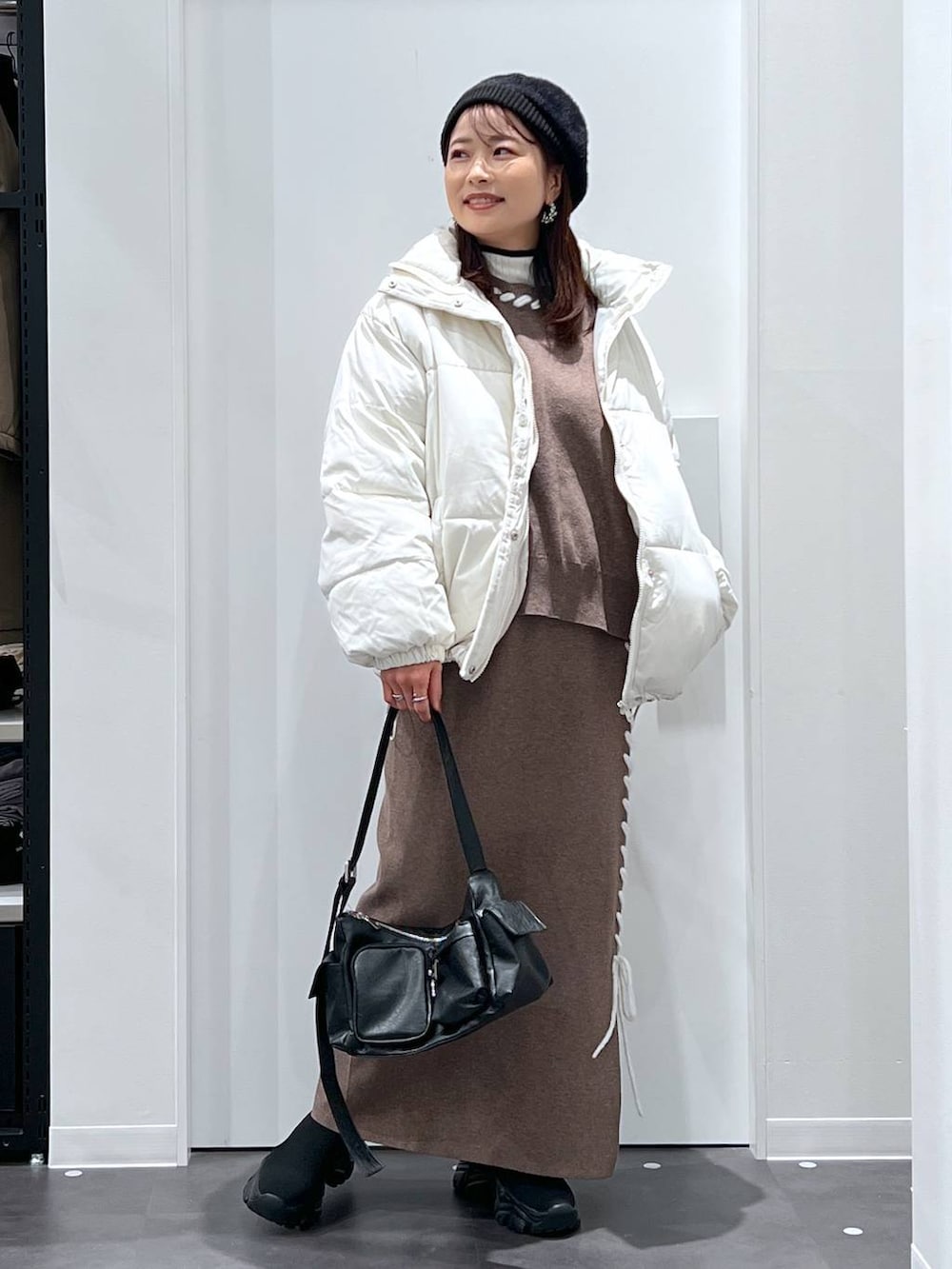 「低身長、ママコーデ、きれいめカジュアル、着痩せ・細見え、きれいめ、楽ちんコーデ、骨格ウェーブ、体型カバー、リラックス、LAKOLE、ニット、アウター、スカート、バッグ、ブーツ」｜「LAKOLEの12ゲージリブモックネックプルオーバー / 116703（ニット/セーター、ベージュ系）」を使った、emaさん（レディース・155cm）の冬コーディネートの2枚目の写真