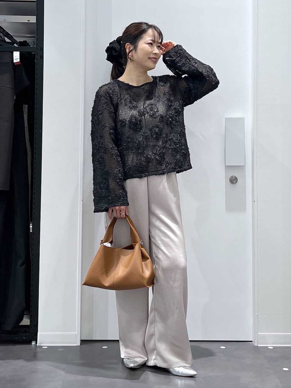 シルバー系のパンプス、ブラック系のシャツ/ブラウス、ブラウン系のトートバッグを着用したレディースの春コーディネートの5枚目の写真