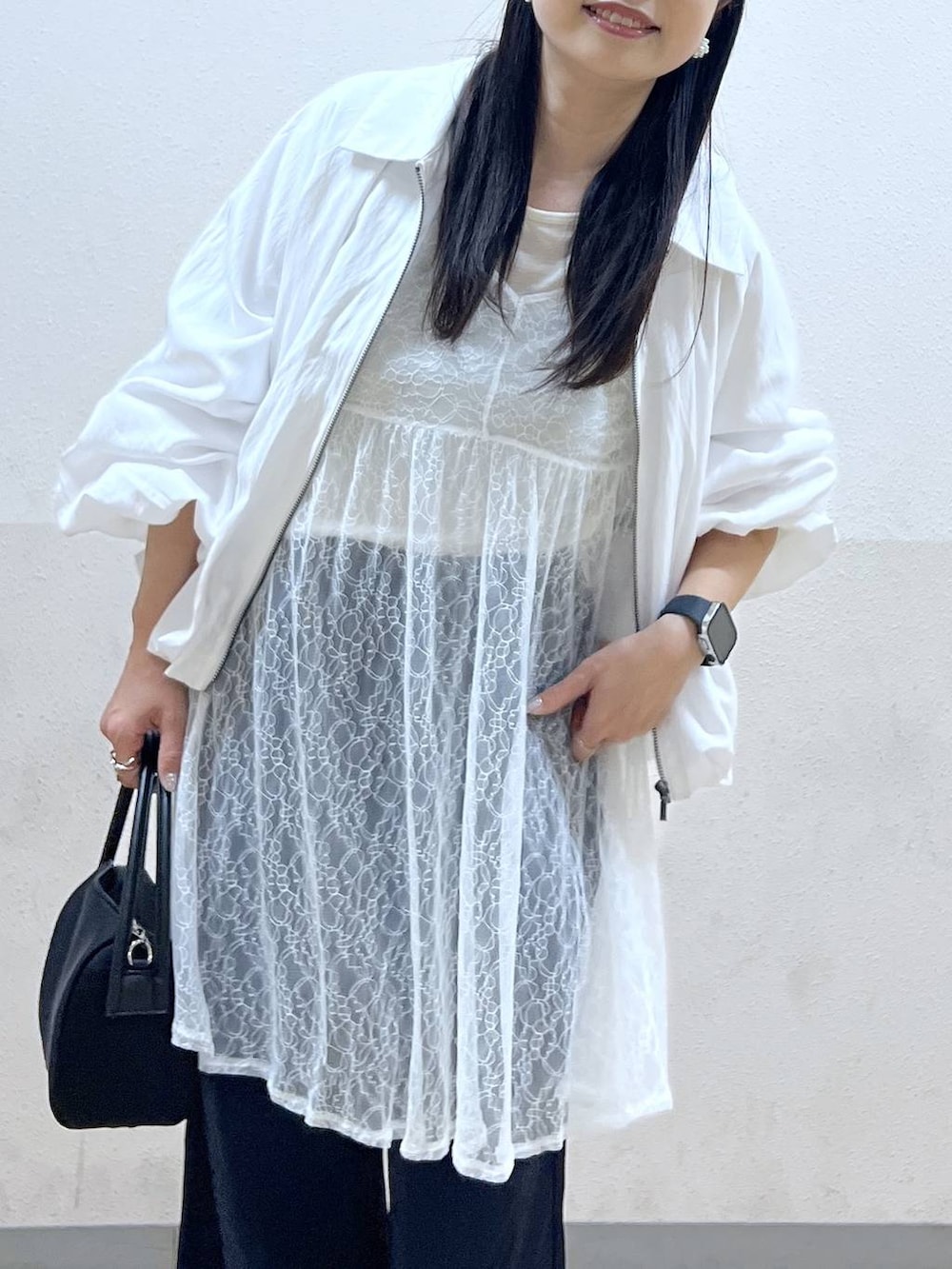 シルバー系のパンプス、ホワイト系のTシャツ/カットソー、ブルー系のその他パンツを着用したレディースの春コーディネートの5枚目の写真