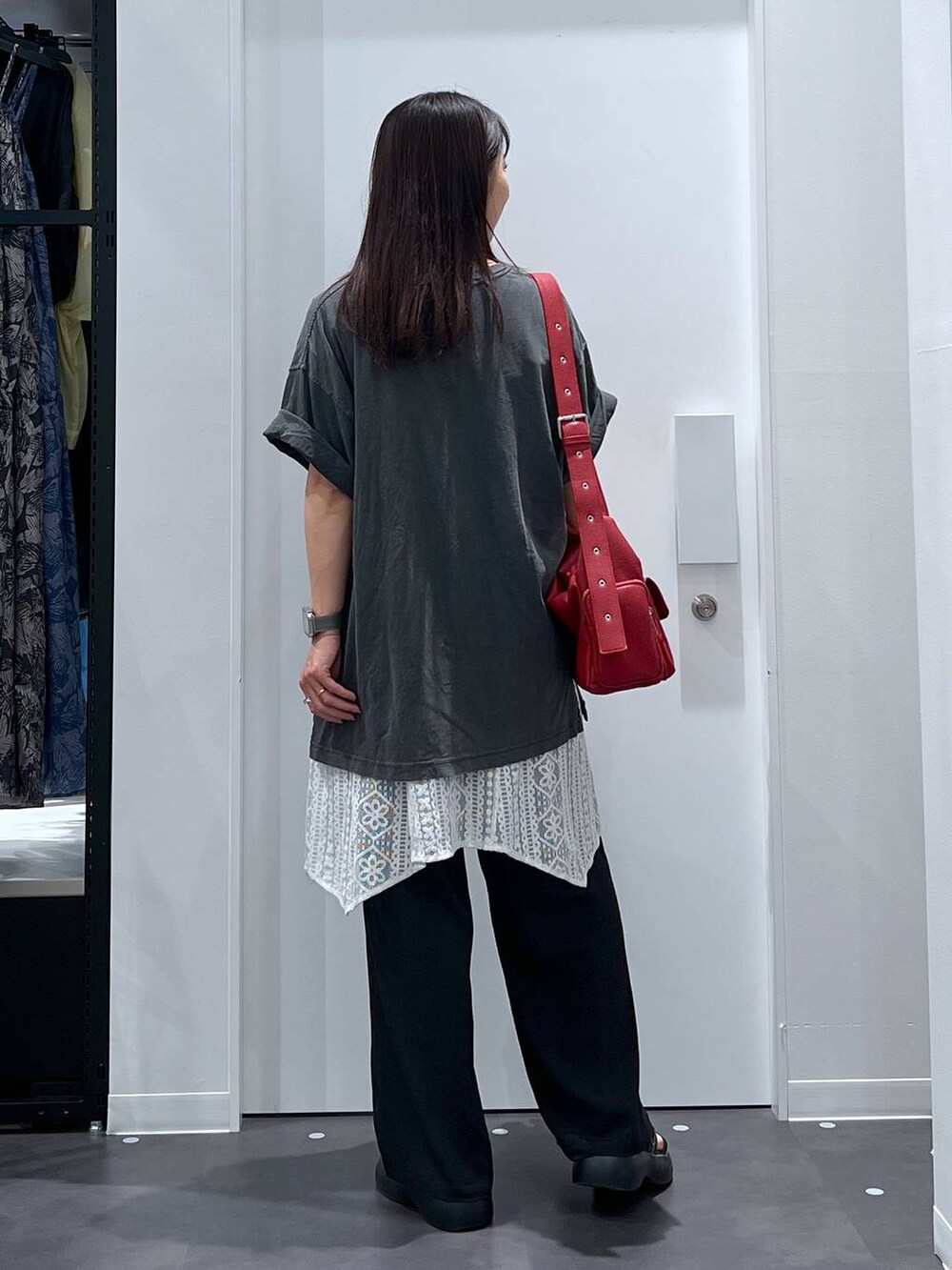 ブラック系のその他パンツ、ブラック系のサンダル、グレー系のTシャツ/カットソーを着用したレディースの夏コーディネートの3枚目の写真