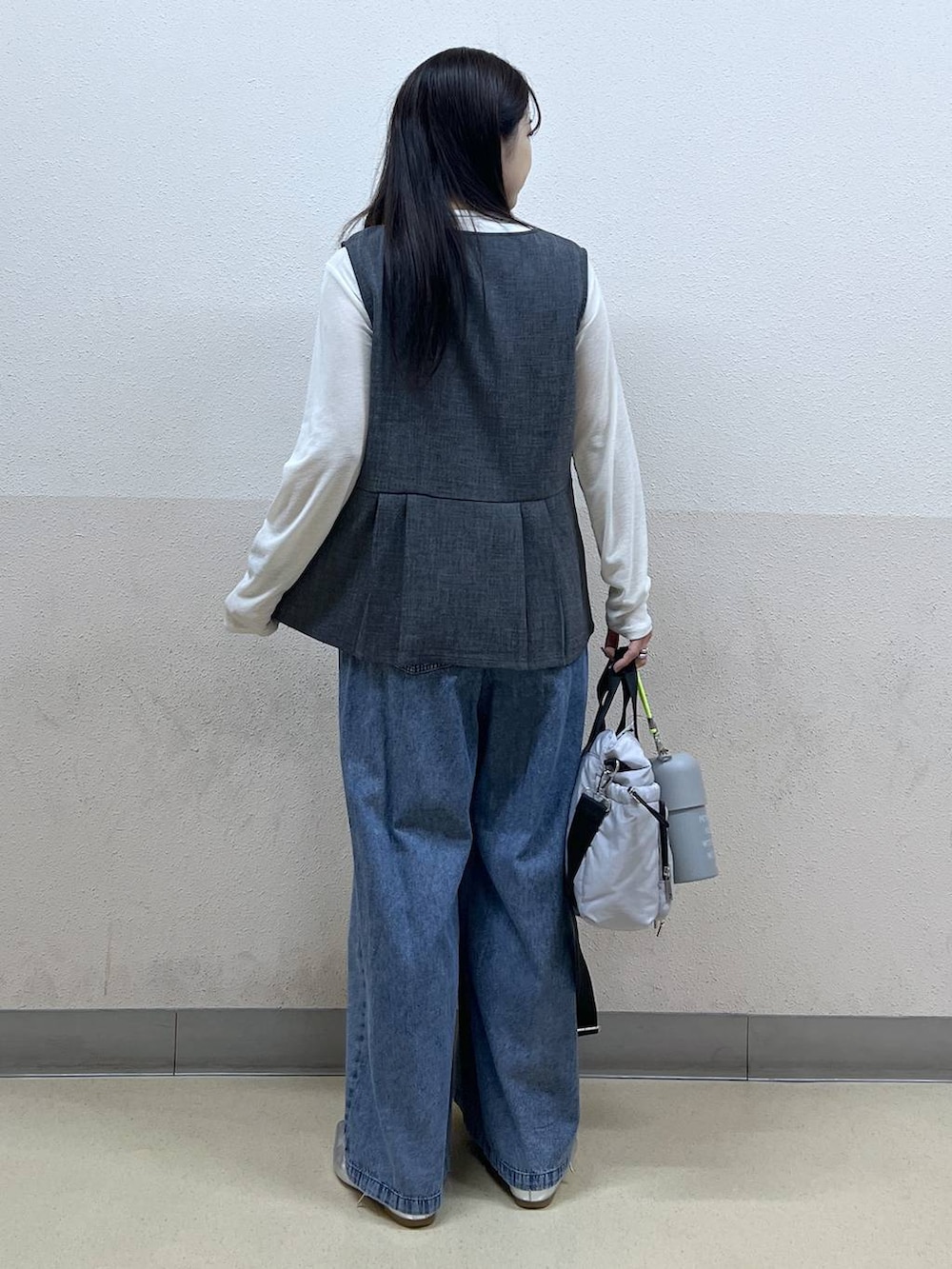 シルバー系のパンプス、ホワイト系のTシャツ/カットソー、グレー系のトートバッグを着用したレディースの春コーディネートの3枚目の写真