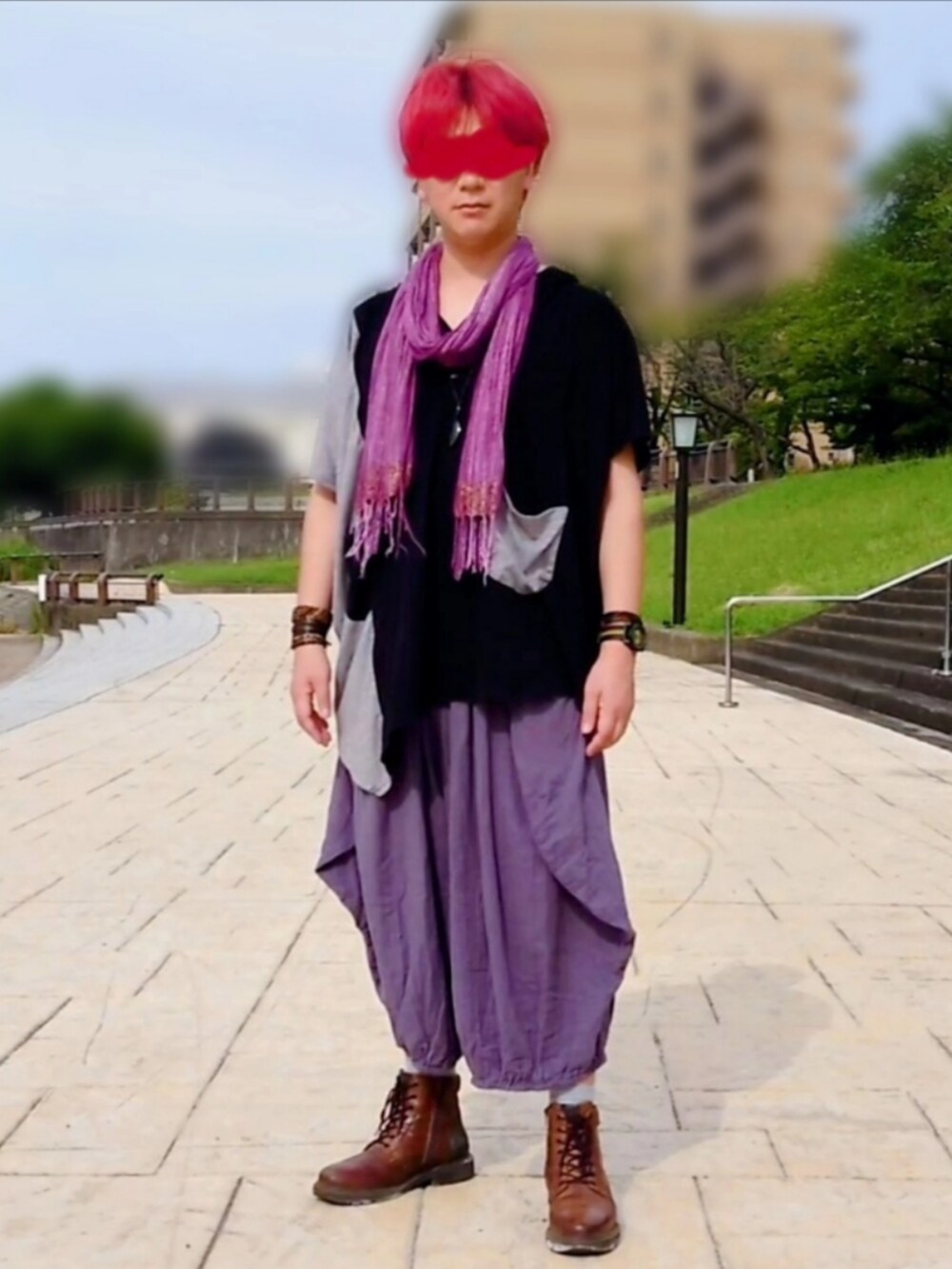 ブラック系のトップス、グレー系のその他パンツ、ブラウン系のブーツを着用したメンズの夏コーディネートの2枚目の写真