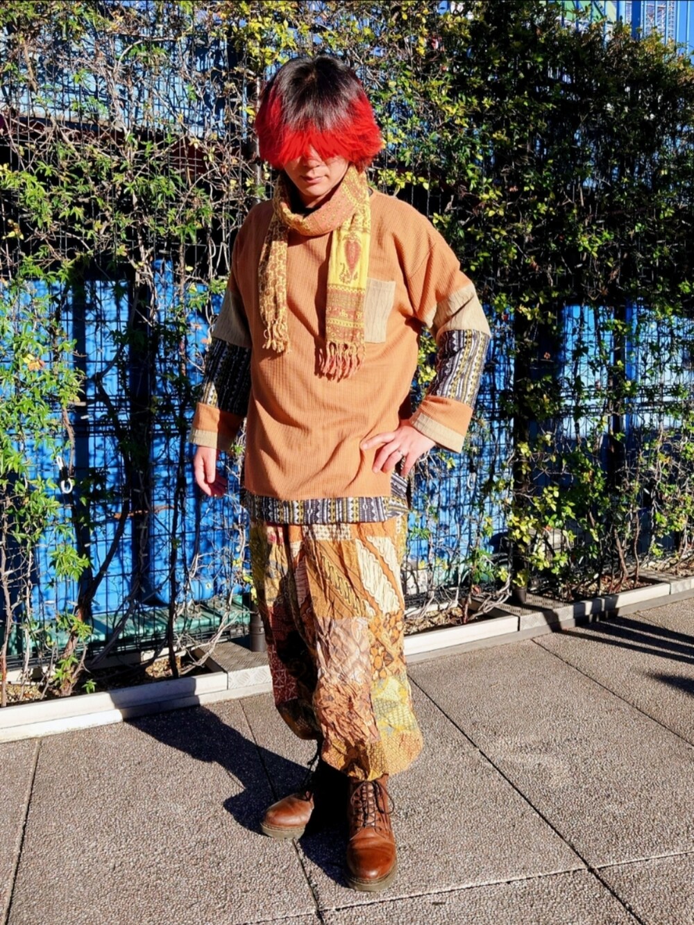 ベージュ系のその他トップス、ブラウン系のブーツ、イエロー系のストール/ショールを着用したメンズの秋コーディネートの2枚目の写真