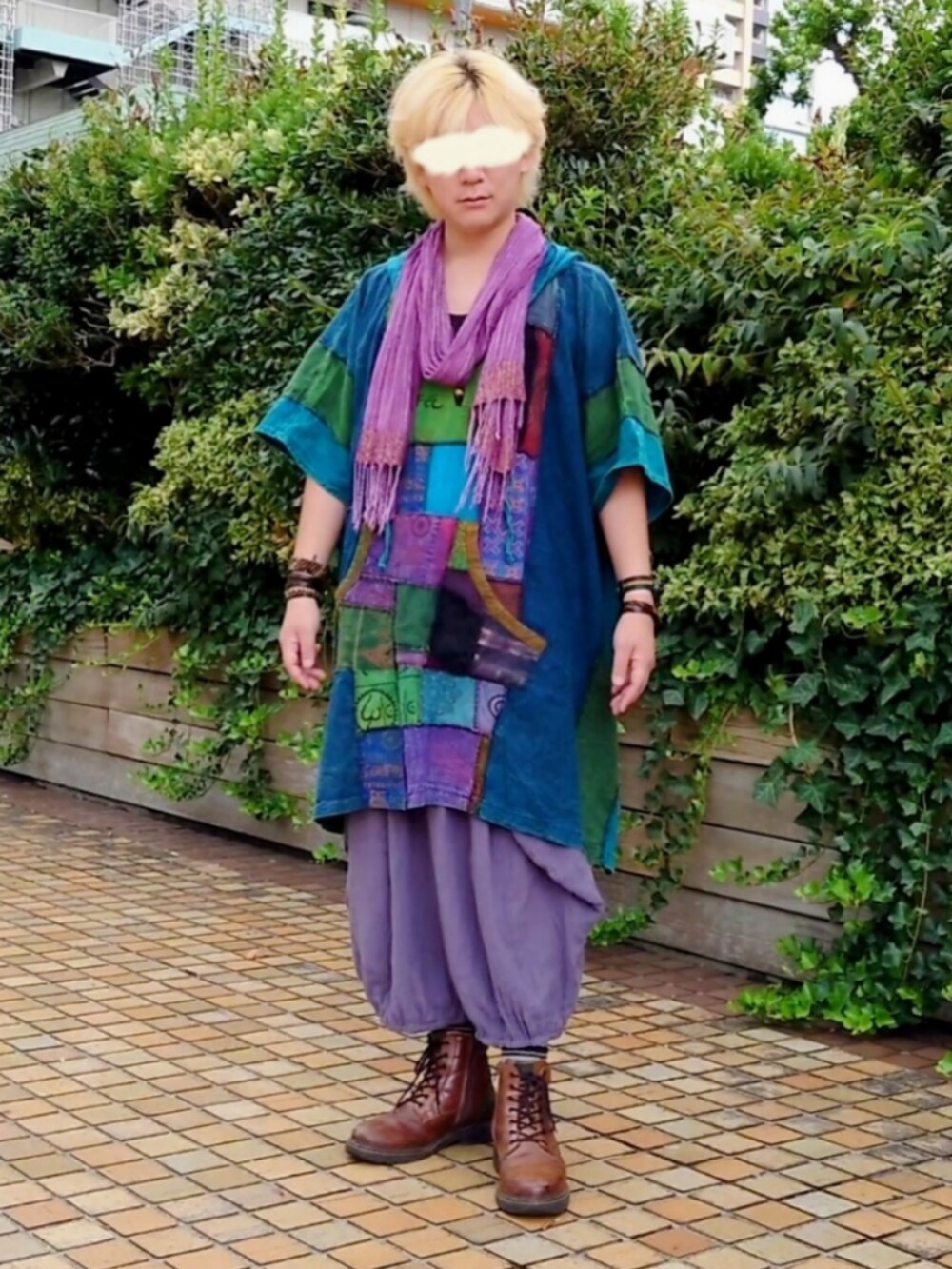 パープル系のその他トップス、グレー系のその他パンツ、ブラウン系のブーツを着用したメンズの秋コーディネートの2枚目の写真