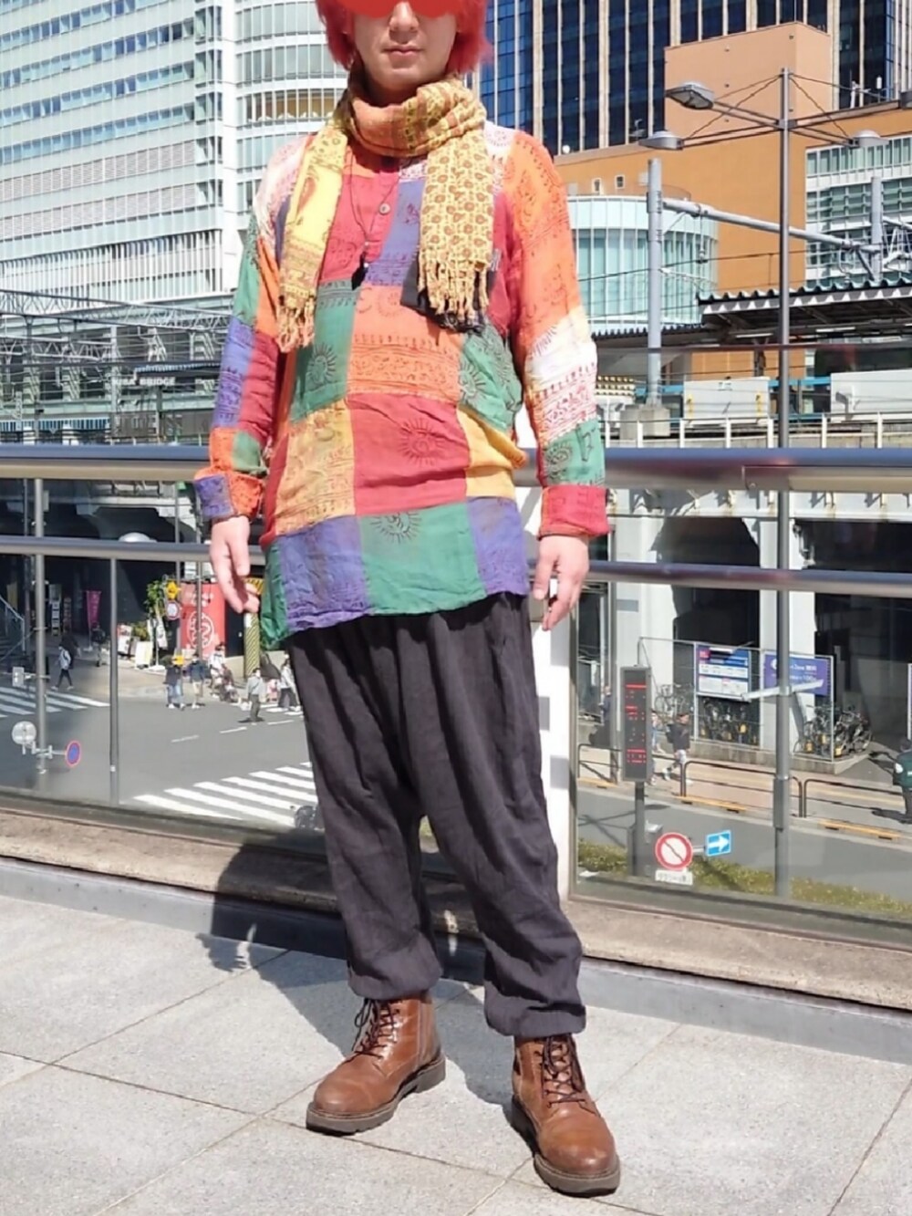 ブラウン系のブーツ、その他のその他トップス、イエロー系のストール/ショールを着用したメンズの春コーディネートの2枚目の写真