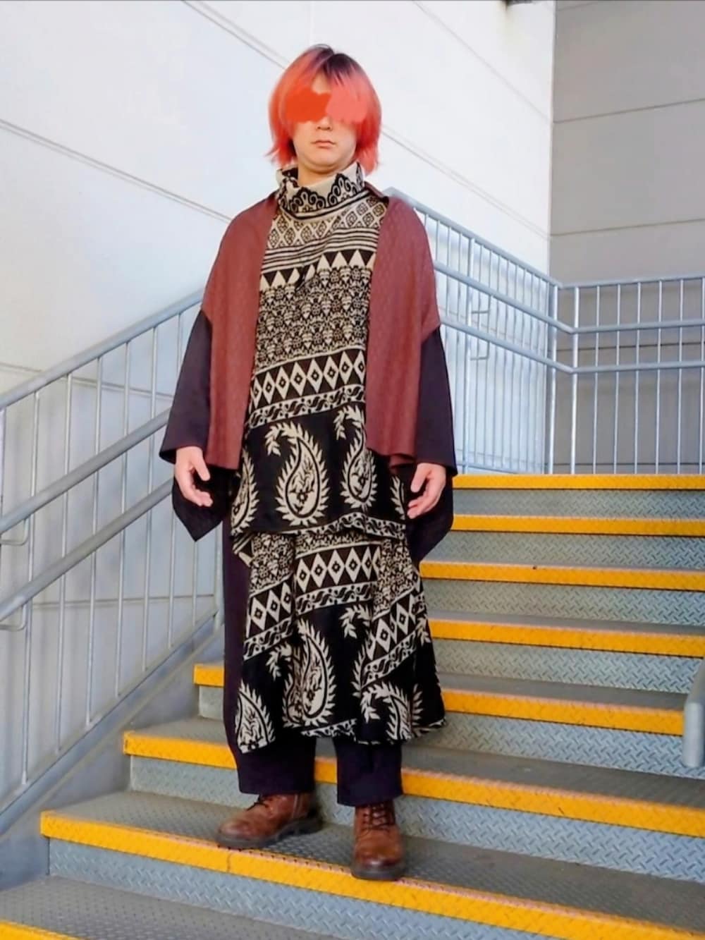 ブラック系のその他トップス、ブラック系のその他パンツ、ブラウン系のブーツを着用したメンズの夏コーディネートの2枚目の写真