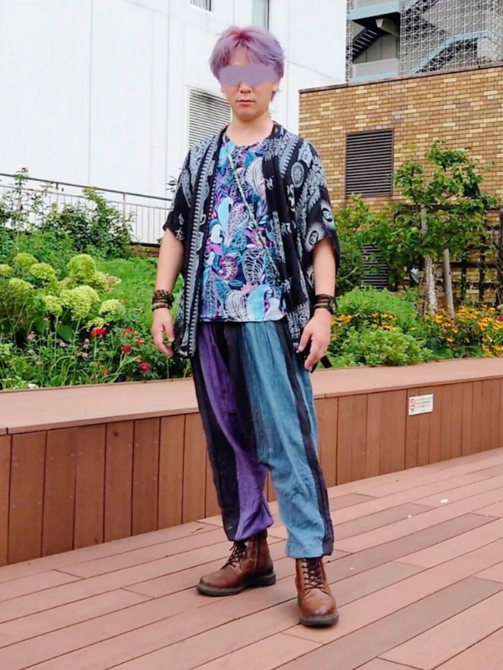 ブルー系のトップス、ブラック系のカーディガン/ボレロ、ブラウン系のブーツを着用したメンズの秋コーディネートの2枚目の写真