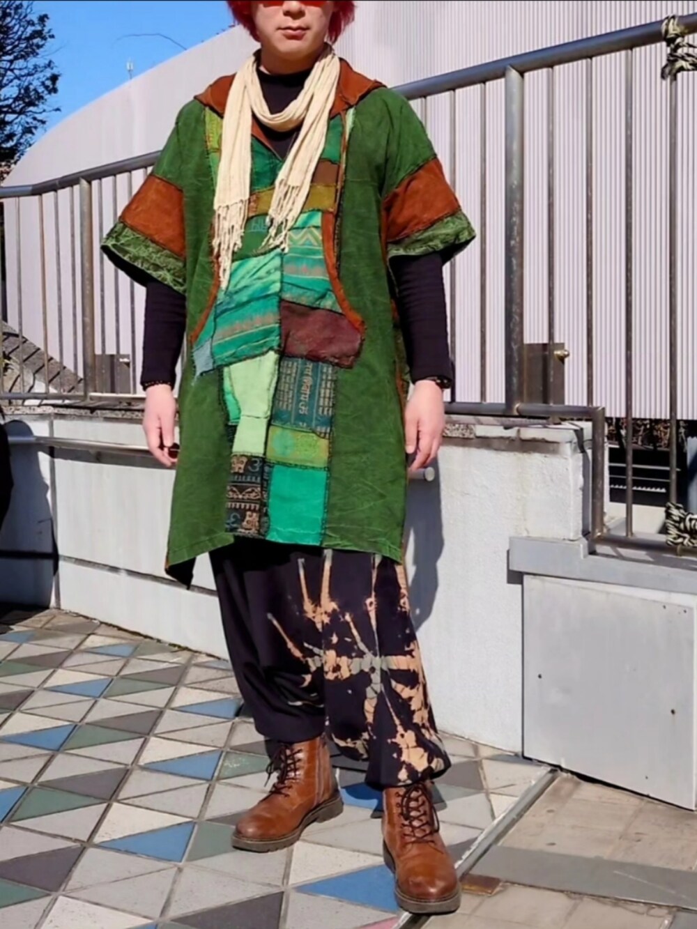 グリーン系のトップス、ブラック系のその他パンツ、ブラウン系のブーツを着用したメンズの春コーディネートの2枚目の写真