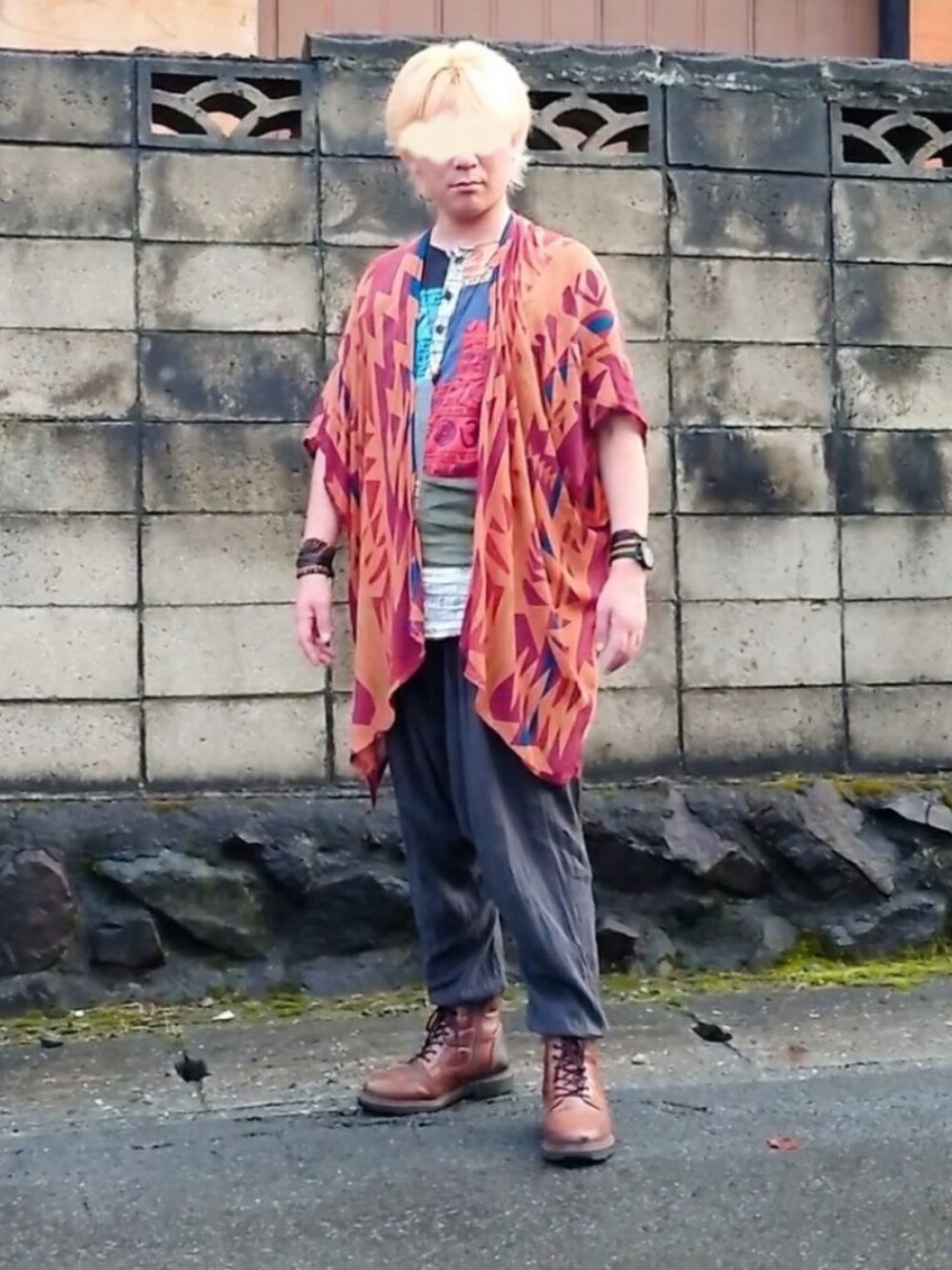 ブラウン系のカーディガン/ボレロ、ブラウン系のブーツを着用したメンズの夏コーディネートの2枚目の写真