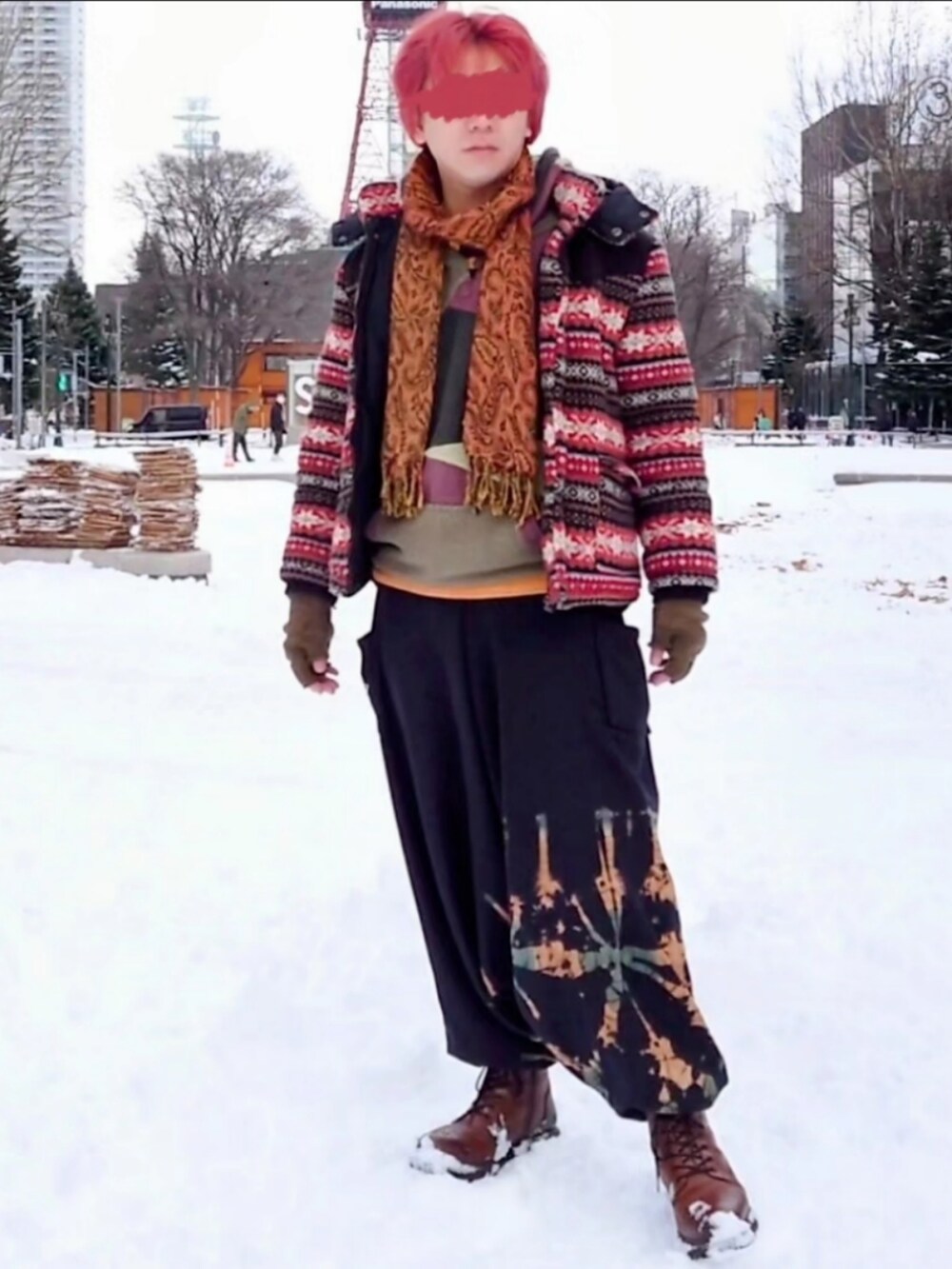 ブラウン系のブーツ、ブラック系のその他パンツを着用したメンズの冬コーディネートの2枚目の写真