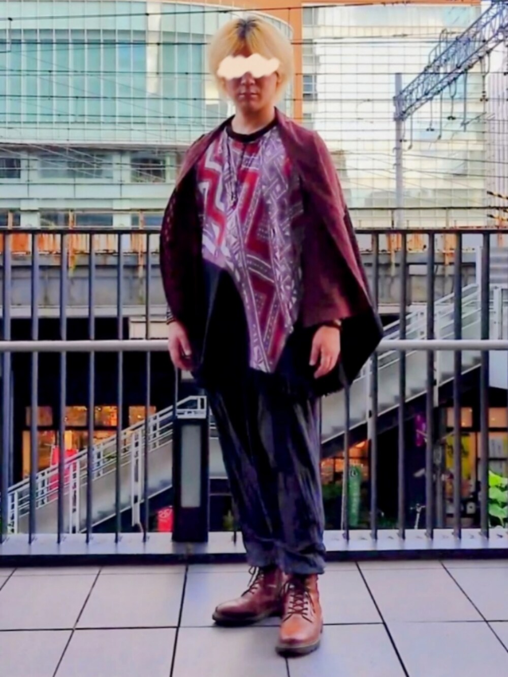 ブラック系のその他トップス、ブラウン系のブーツ、ブラック系のストール/ショールを着用したメンズの冬コーディネートの2枚目の写真