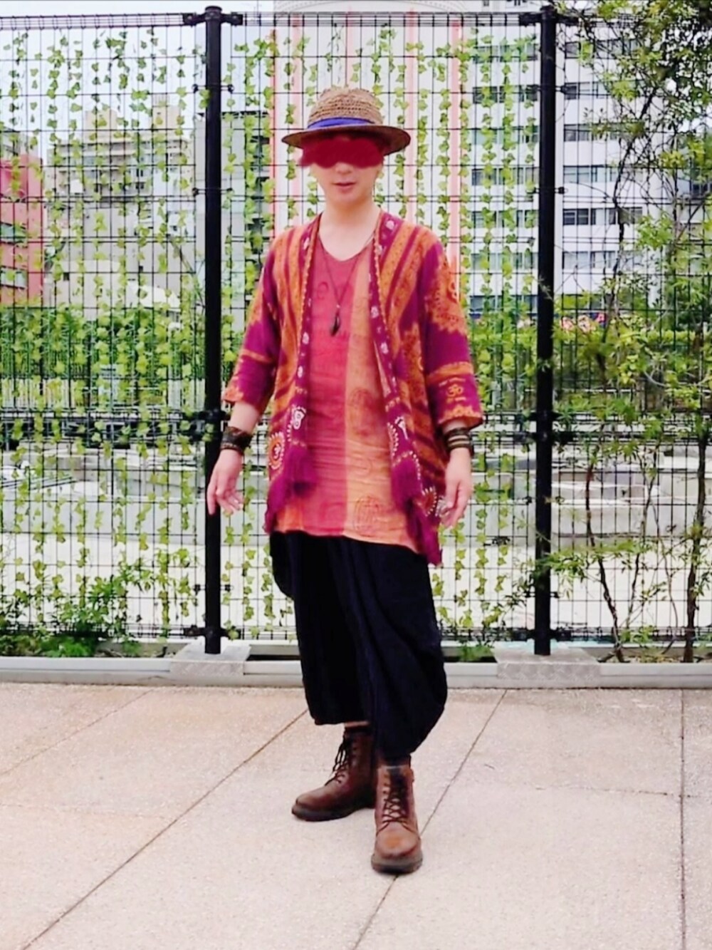 ブラック系のその他パンツ、レッド系のカーディガン/ボレロ、ブラウン系のブーツを着用したメンズの夏コーディネートの2枚目の写真