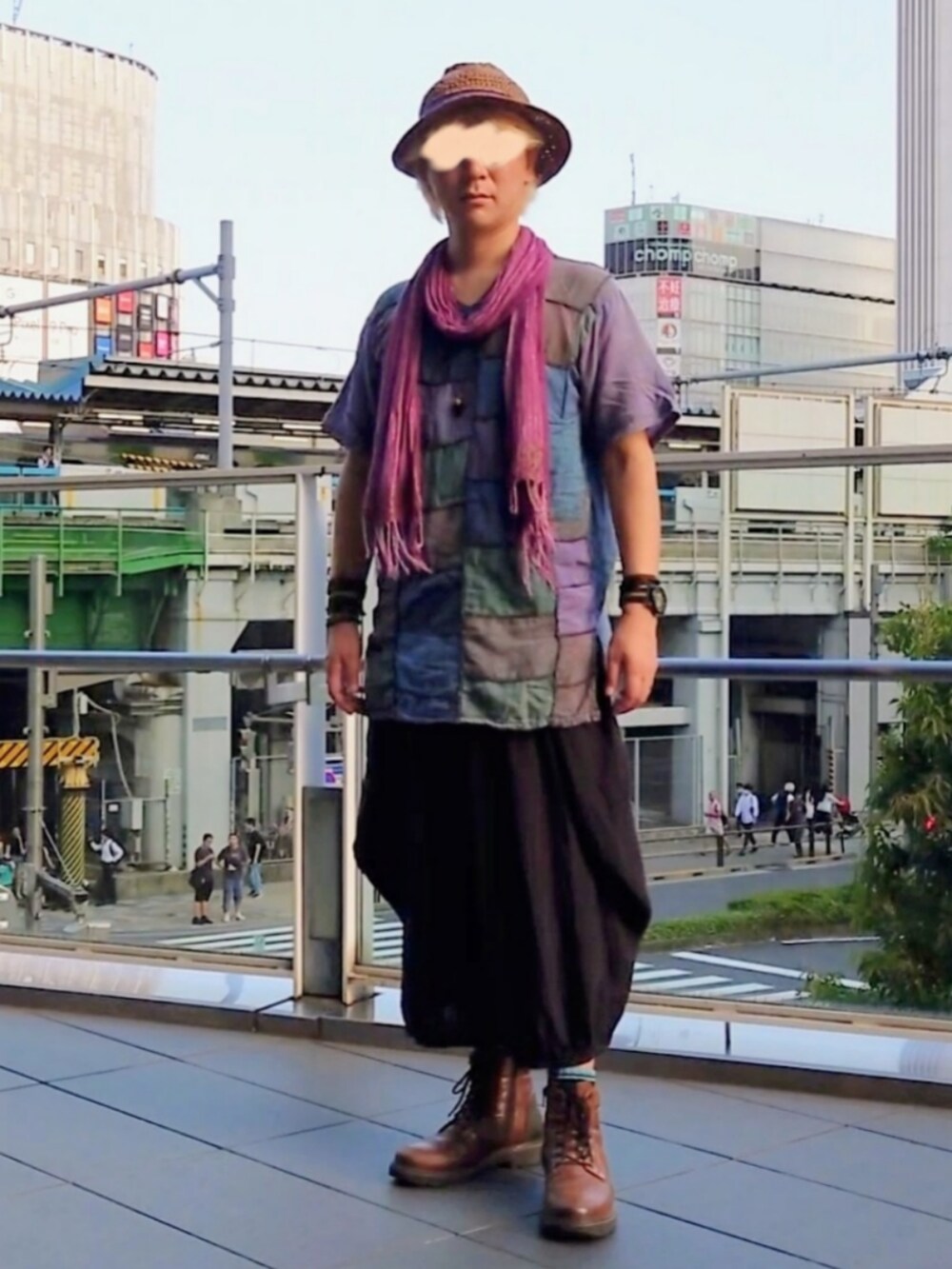 ブラック系のその他パンツ、ブラウン系のブーツ、パープル系のトップスを着用したメンズの秋コーディネートの2枚目の写真