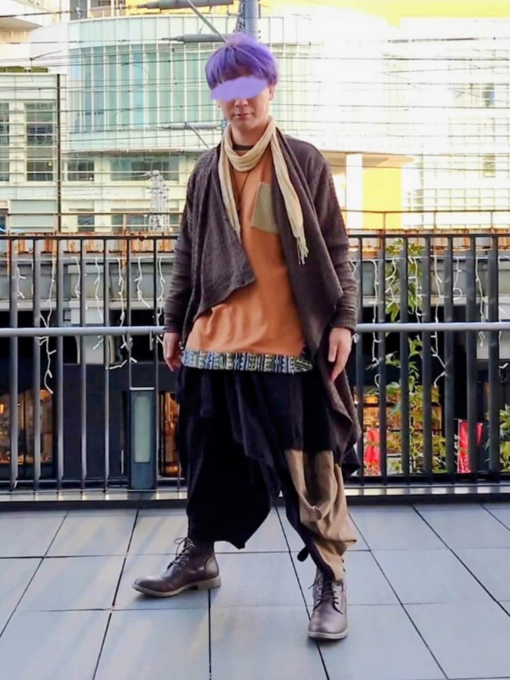 ベージュ系のその他トップス、ブラック系のその他パンツ、ブラウン系のブーツを着用したメンズの冬コーディネートの2枚目の写真