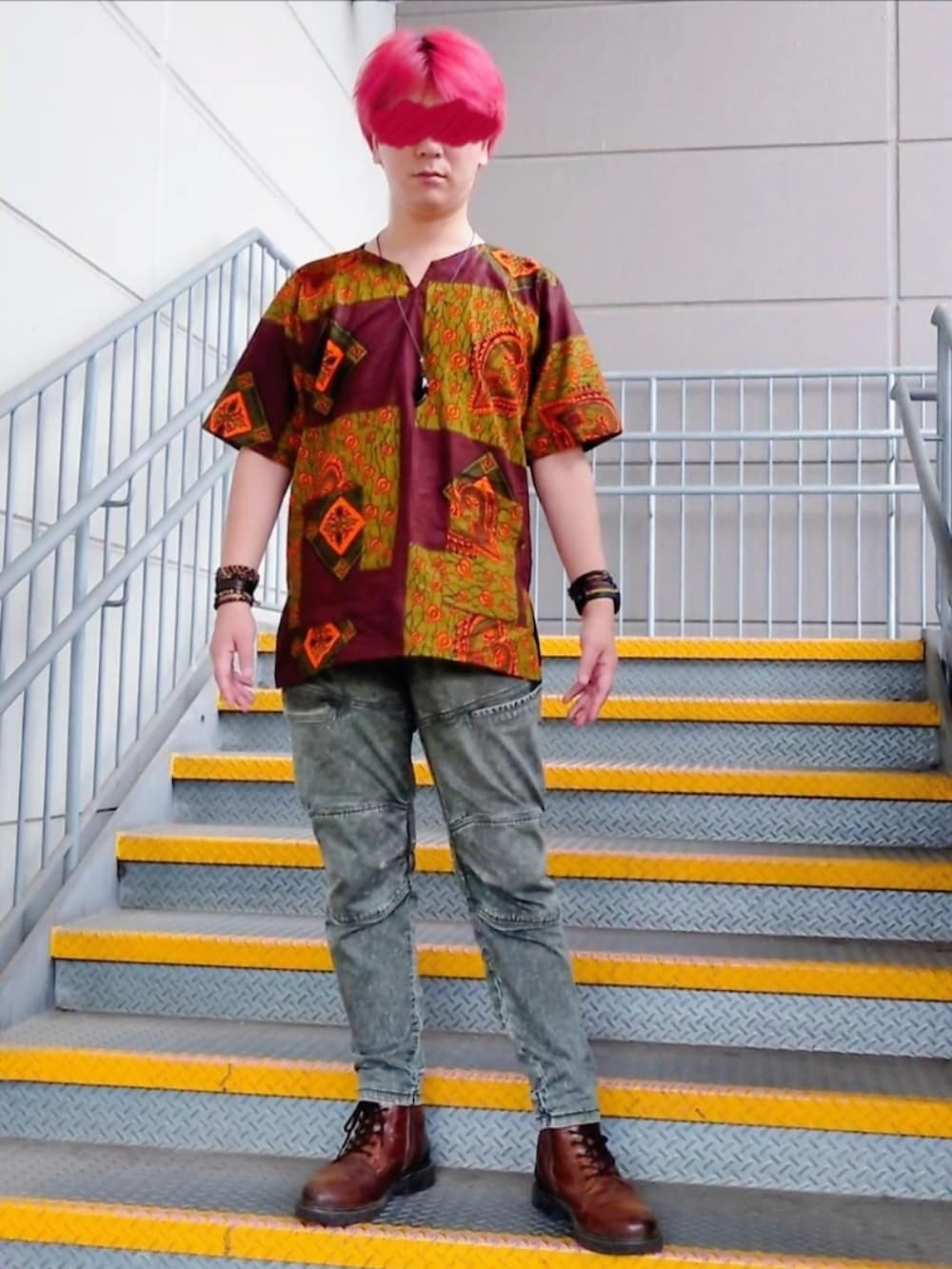 ブラウン系のTシャツ/カットソー、ブラウン系のブーツを着用したメンズの夏コーディネートの2枚目の写真