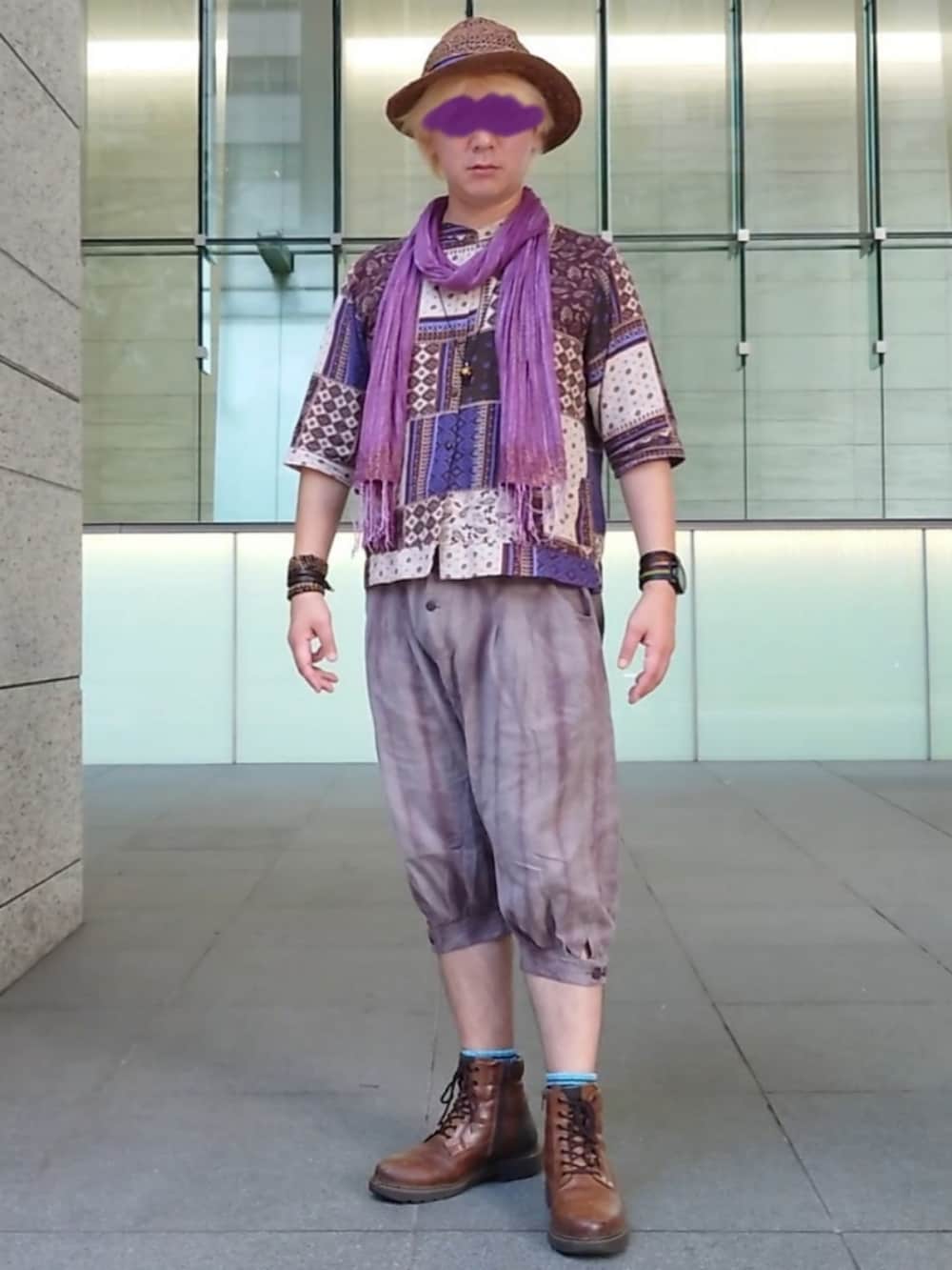 ブラウン系のトップス、ブラウン系のブーツ、ブラウン系のハットを着用したメンズの夏コーディネートの2枚目の写真