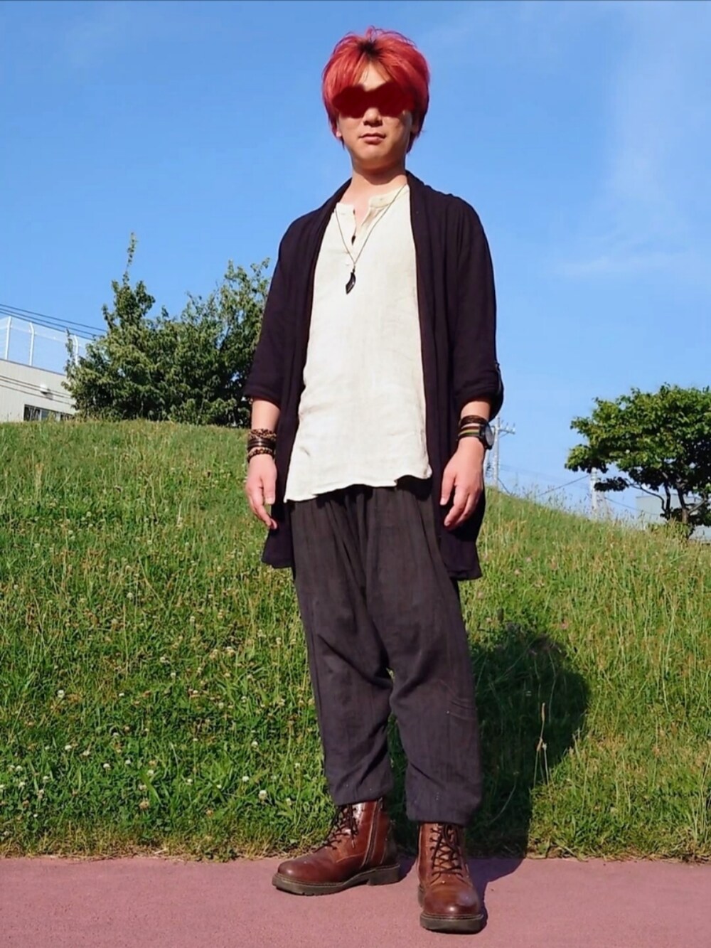 ホワイト系のトップス、ブラック系のカーディガン/ボレロ、ブラウン系のブーツを着用したメンズの夏コーディネートの2枚目の写真