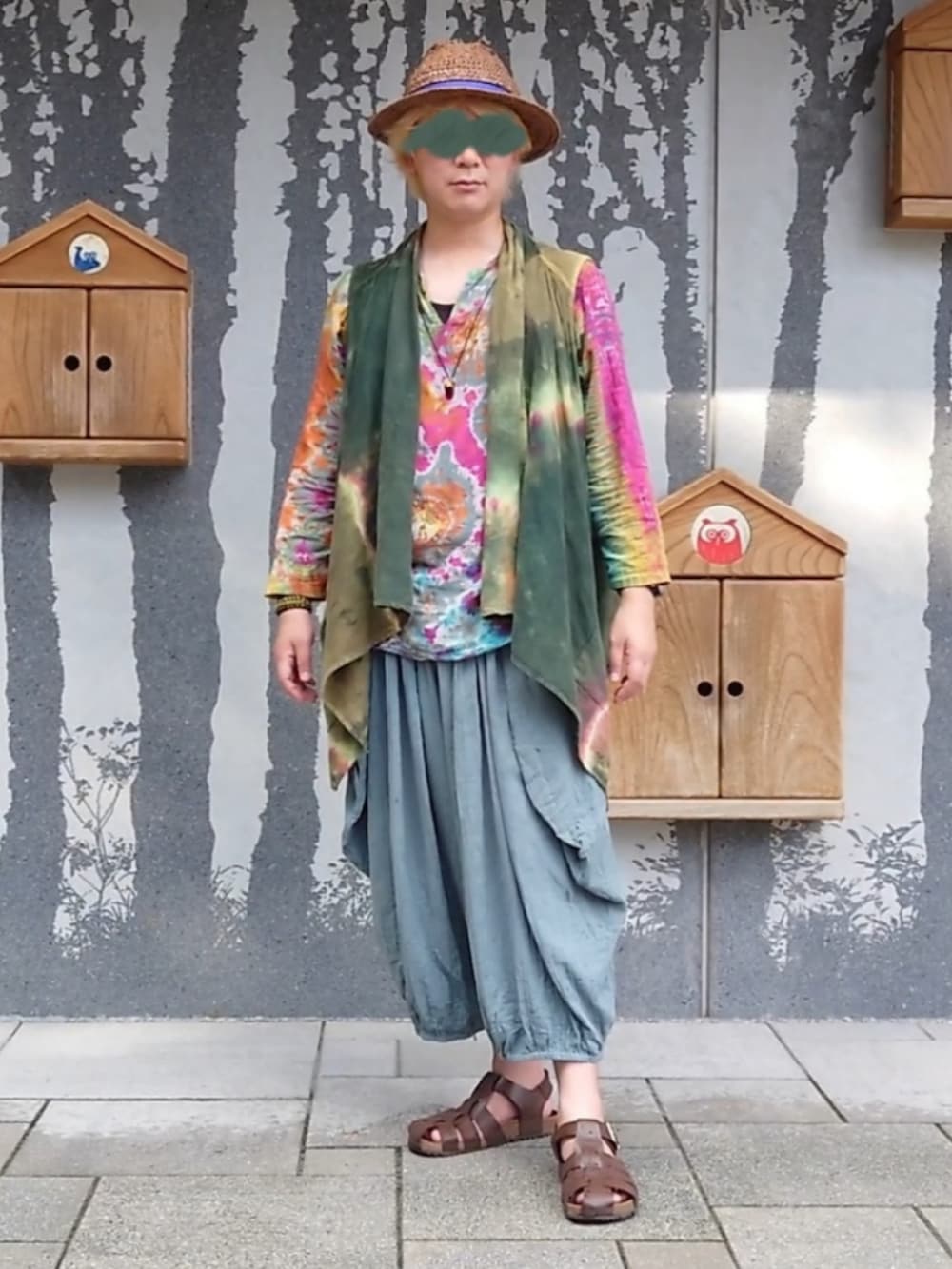 グリーン系のその他パンツ、ブラウン系のサンダル、ブラウン系のハットを着用したメンズの夏コーディネートの2枚目の写真