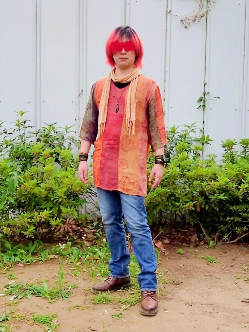 ブルー系のデニムパンツ、ブラウン系のブーツを着用したメンズの夏コーディネートの2枚目の写真