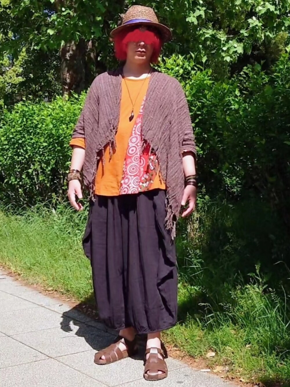 オレンジ系のTシャツ/カットソー、ブラウン系のカーディガン/ボレロ、ブラック系のその他パンツを着用したメンズの夏コーディネートの2枚目の写真