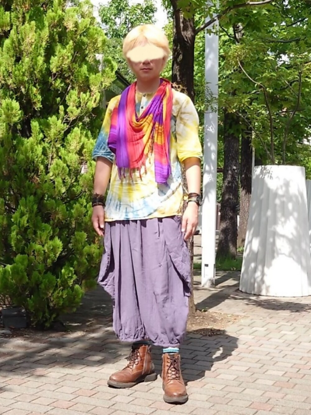 イエロー系のトップス、グレー系のその他パンツ、ブラウン系のブーツを着用したメンズの秋コーディネートの2枚目の写真