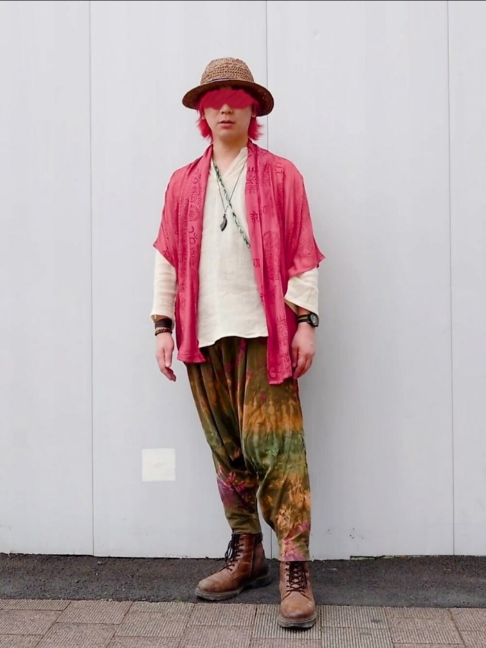 レッド系のカーディガン/ボレロ、ホワイト系のその他トップス、ブラウン系のブーツを着用したメンズの春コーディネートの2枚目の写真