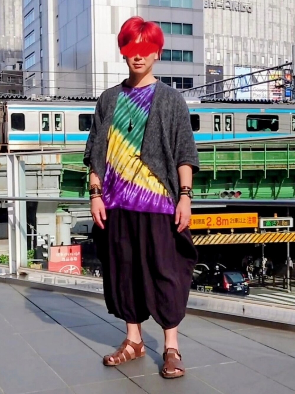 パープル系のTシャツ/カットソー、グレー系のカーディガン/ボレロ、ブラック系のその他パンツを着用したメンズの夏コーディネートの2枚目の写真