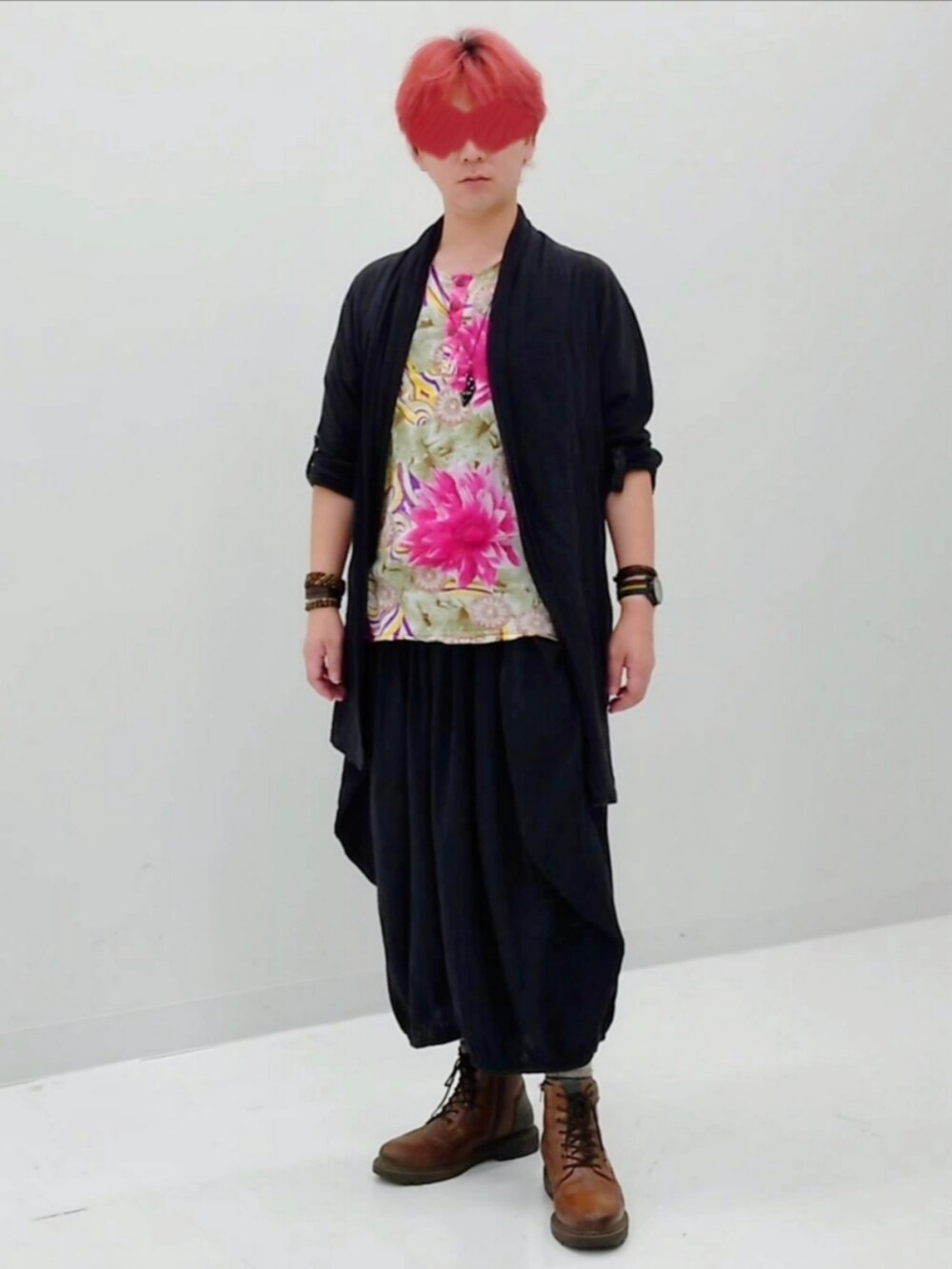 ピンク系のトップス、ブラック系のカーディガン/ボレロ、ブラック系のその他パンツを着用したメンズの夏コーディネートの2枚目の写真