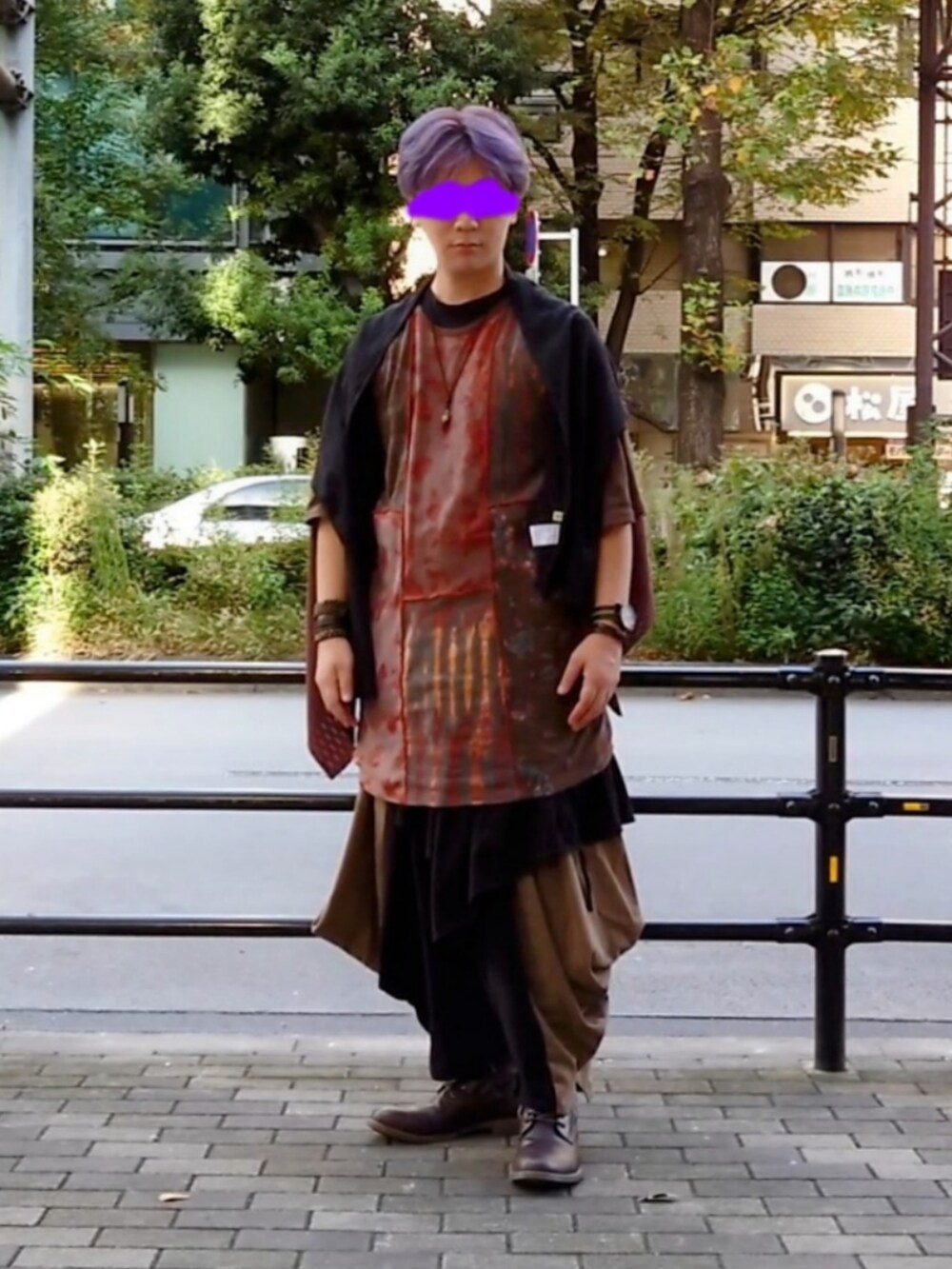 グリーン系のトップス、ブラック系のその他パンツ、ブラウン系のブーツを着用したメンズの冬コーディネートの2枚目の写真