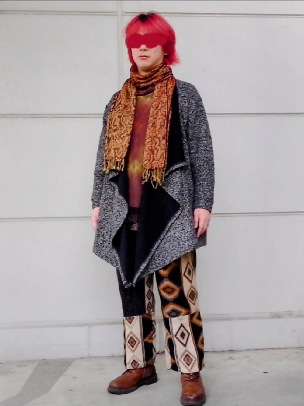 ブラック系のその他アウター、ベージュ系のその他パンツ、ブラウン系のブーツを着用したメンズの春コーディネートの2枚目の写真