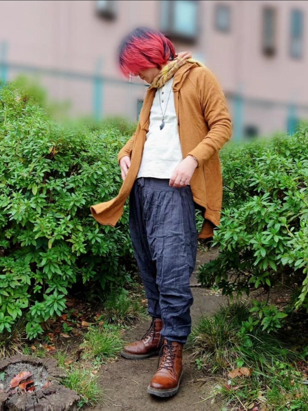 その他のカーディガン/ボレロ、ブラウン系のブーツを着用したメンズの秋コーディネートの3枚目の写真