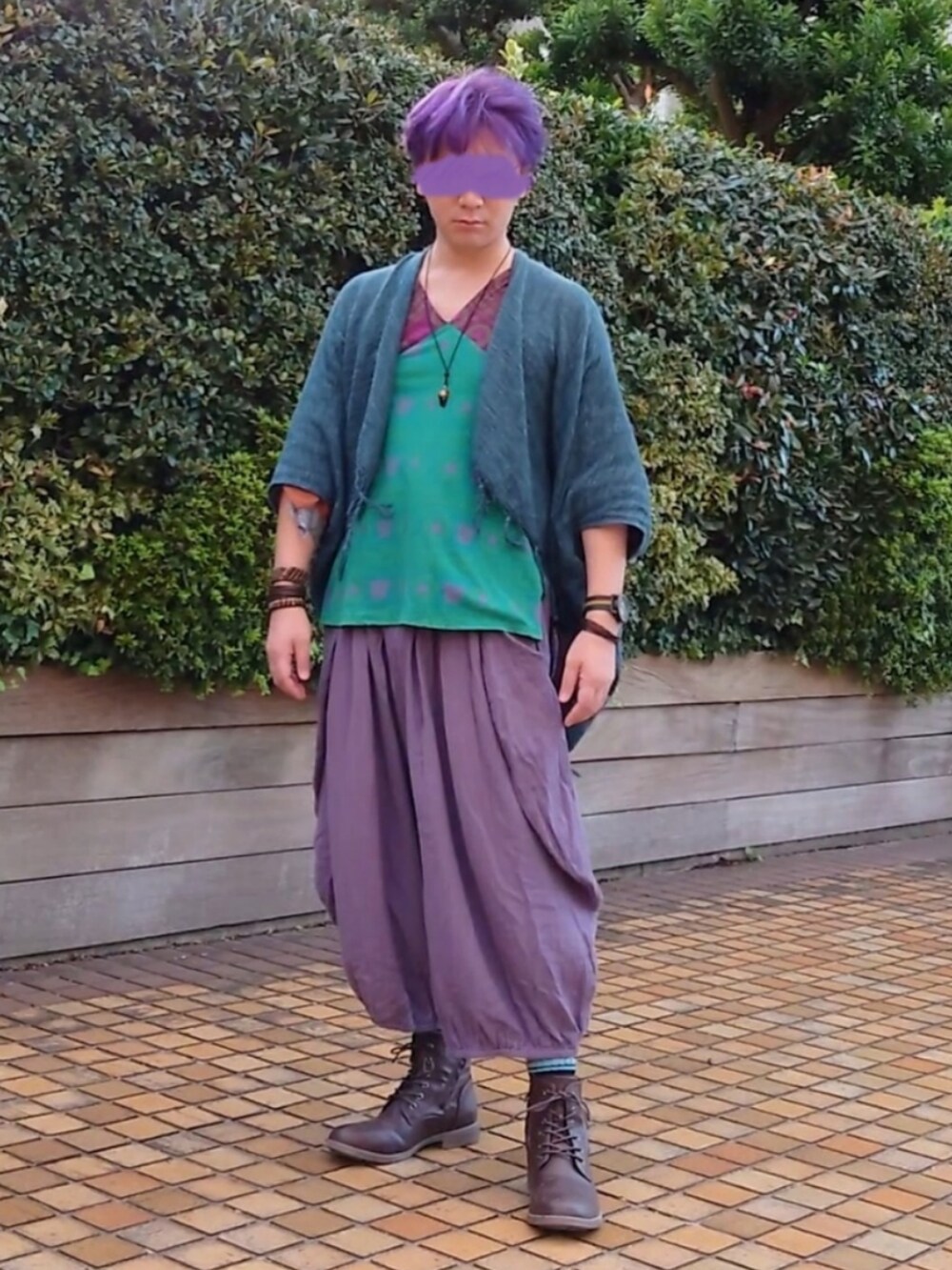 グリーン系のカーディガン/ボレロ、グレー系のその他パンツ、ブラウン系のブーツを着用したメンズの冬コーディネートの2枚目の写真