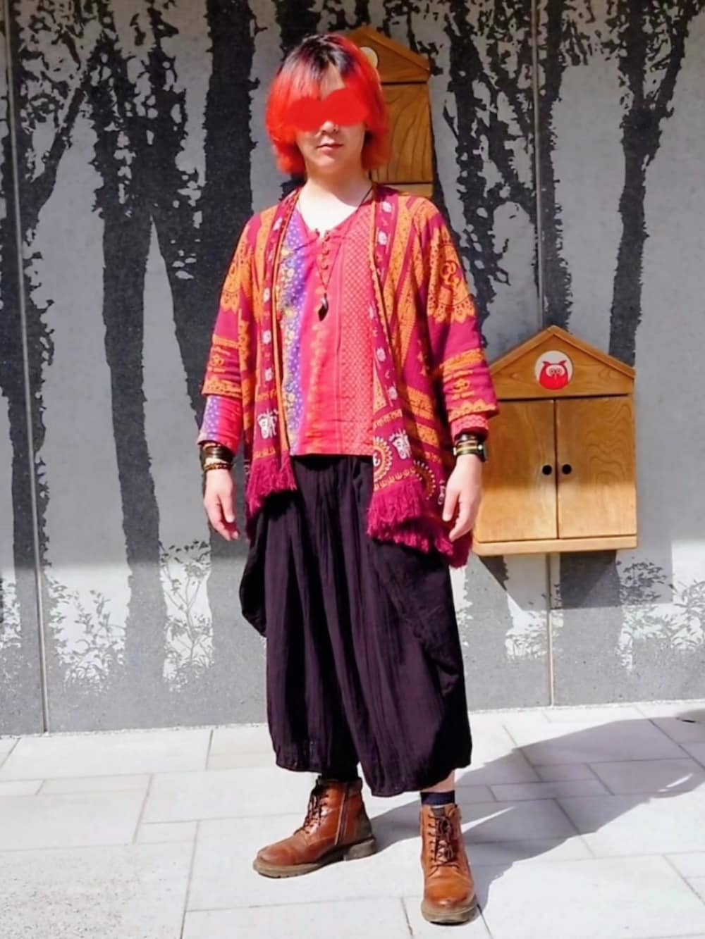 ブラック系のその他パンツ、ブラウン系のブーツ、レッド系のカーディガン/ボレロを着用したメンズの夏コーディネートの2枚目の写真