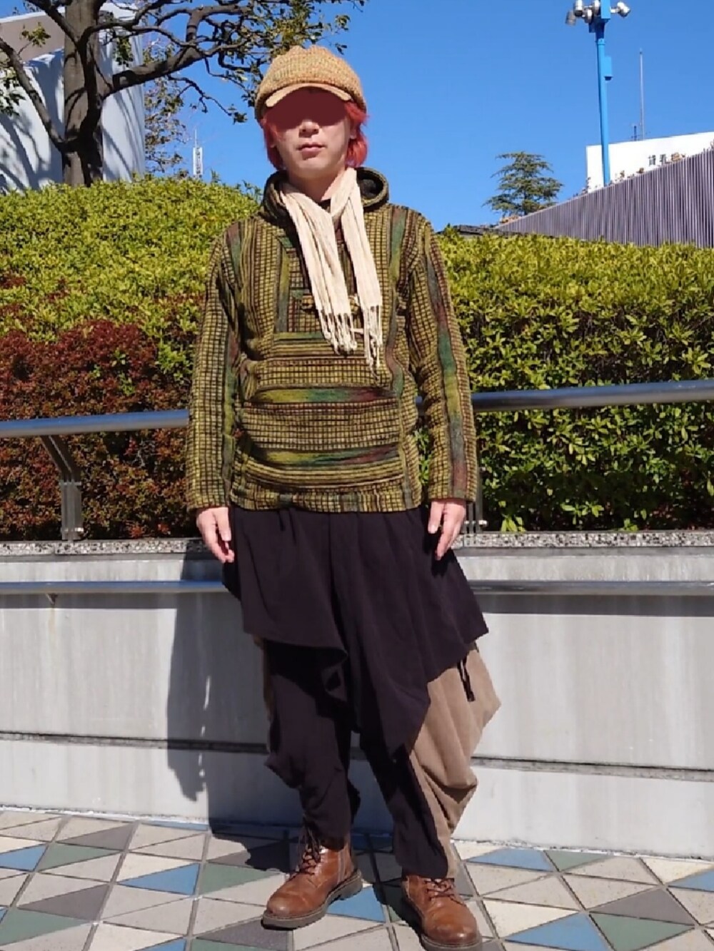 イエロー系のパーカー、ブラック系のその他パンツ、ブラウン系のブーツを着用したメンズの春コーディネートの2枚目の写真