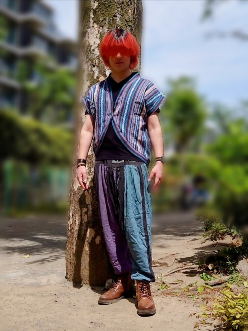 パープル系のカーディガン/ボレロを着用したメンズの春コーディネートの2枚目の写真