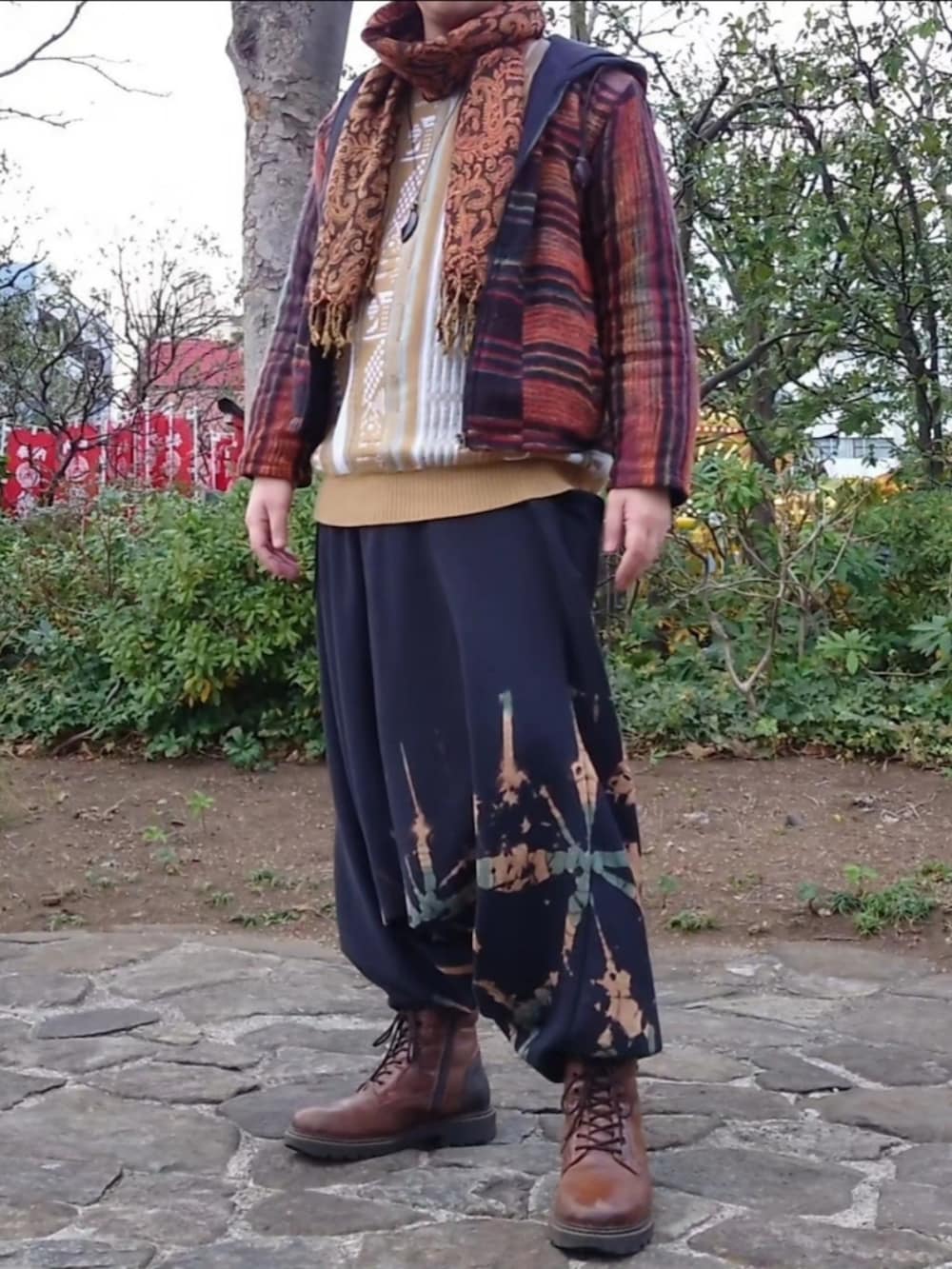 ブラック系のその他パンツ、ブラウン系のブーツ、ベージュ系のニット/セーターを着用したメンズの冬コーディネートの2枚目の写真