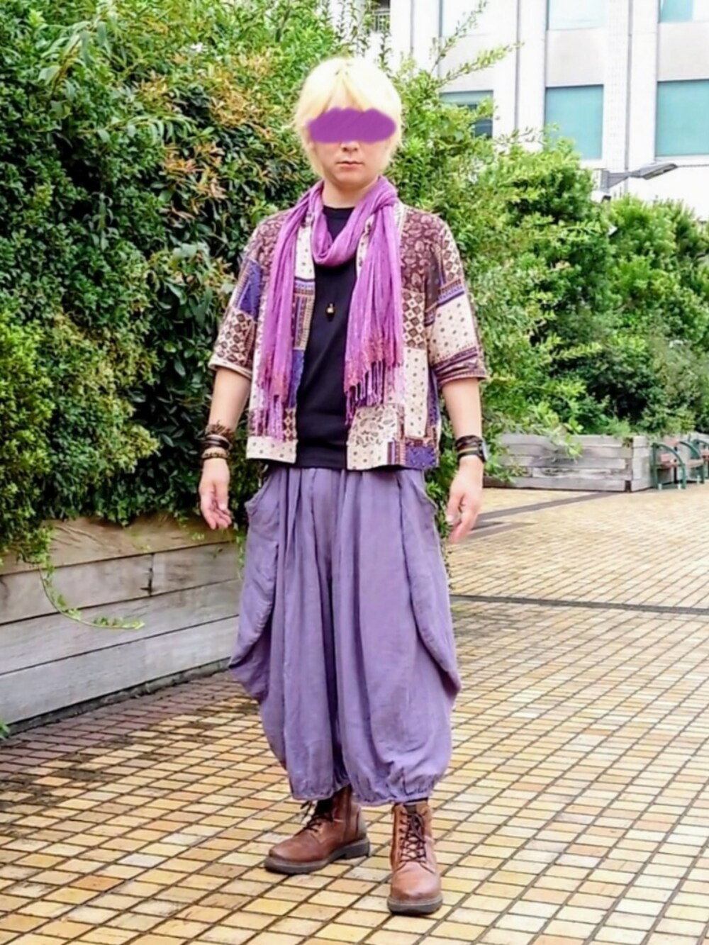 グレー系のその他パンツ、ブラウン系のTシャツ/カットソー、ブラウン系のブーツを着用したメンズの秋コーディネートの2枚目の写真