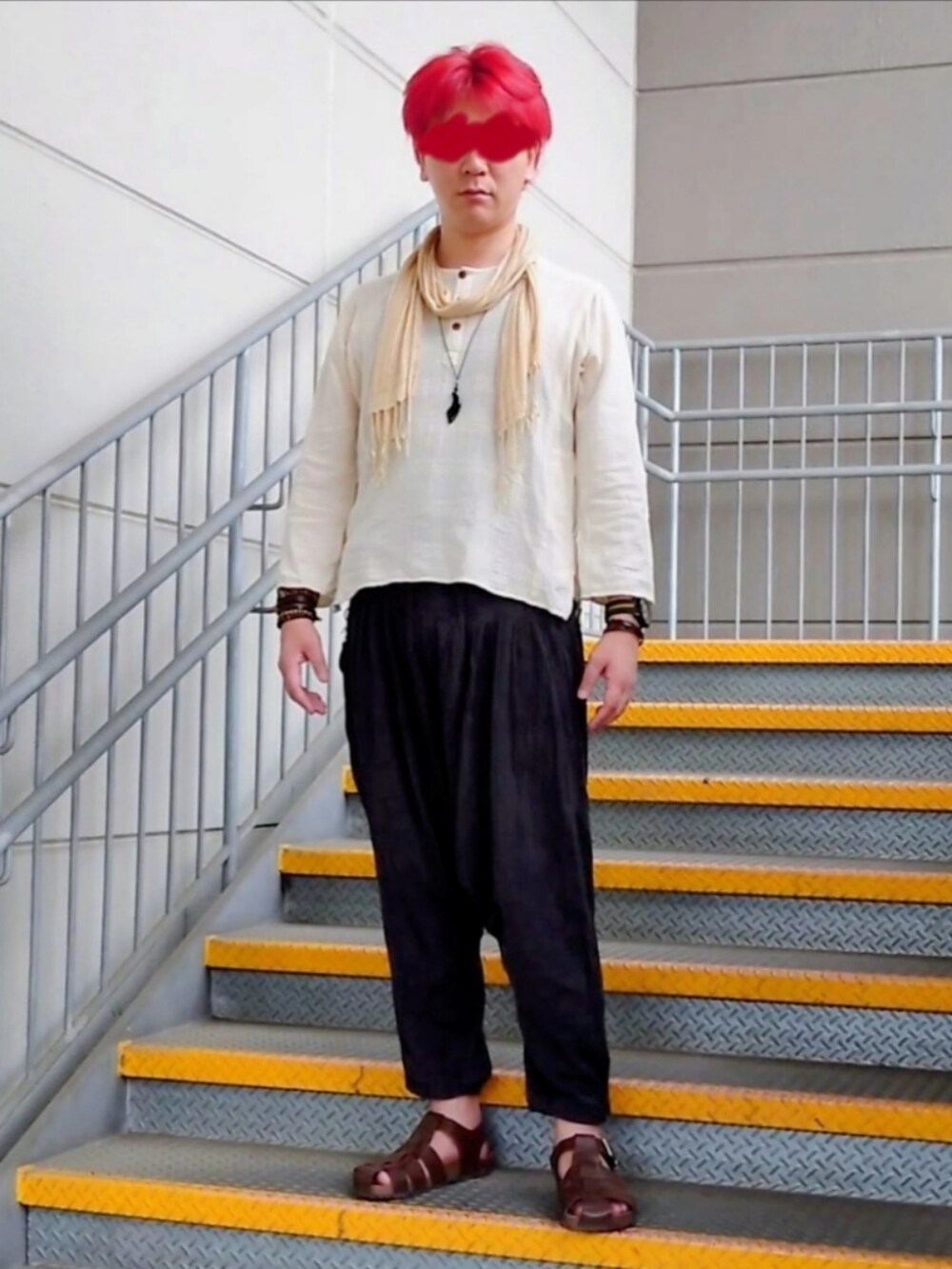 ホワイト系のトップス、ブラウン系のサンダルを着用したメンズの夏コーディネートの2枚目の写真