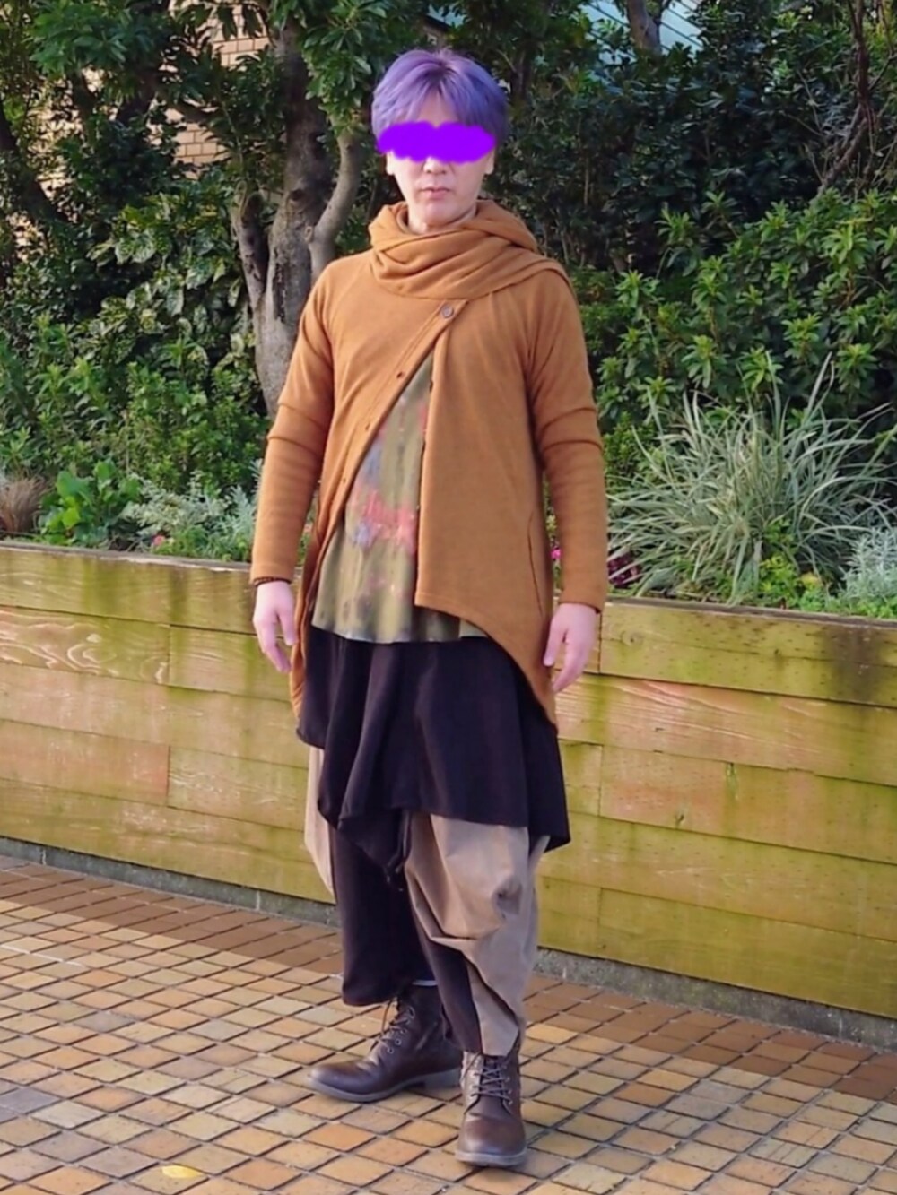 ブラック系のその他パンツ、ブラウン系のブーツ、ベージュ系のカーディガン/ボレロを着用したメンズの冬コーディネートの2枚目の写真