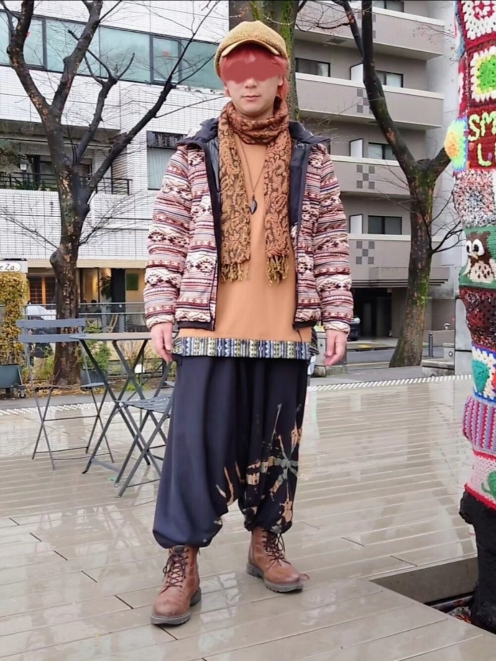 ベージュ系のその他トップス、ブラウン系のブーツ、ブラック系のその他パンツを着用したメンズの冬コーディネートの2枚目の写真