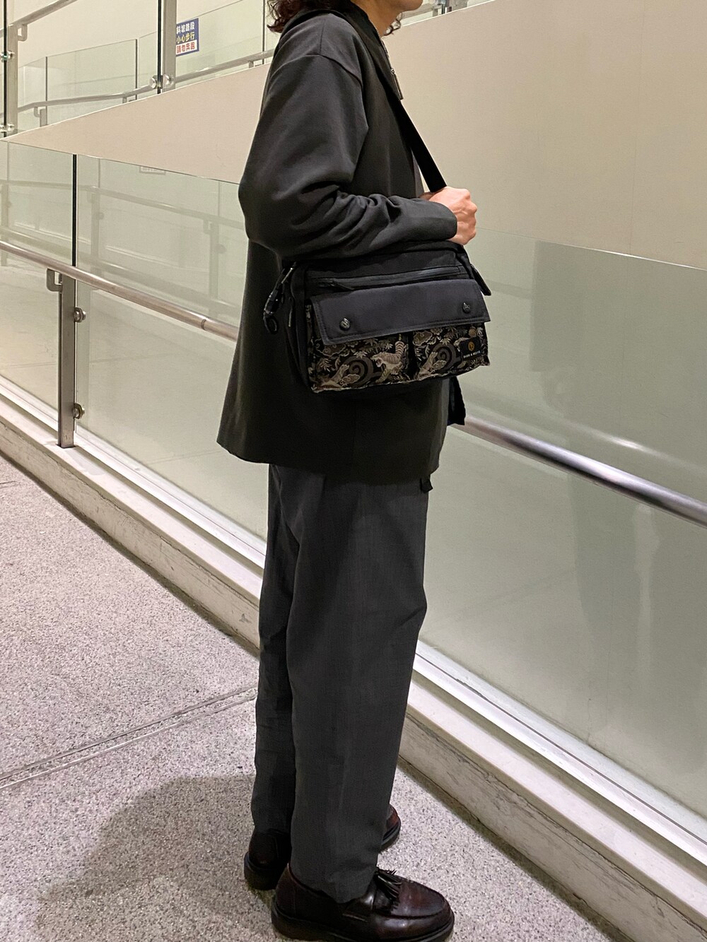 グレー系のカーディガン/ボレロ、ブラック系のシャツ/ブラウス、グレー系のその他パンツを着用したメンズの秋コーディネートの2枚目の写真