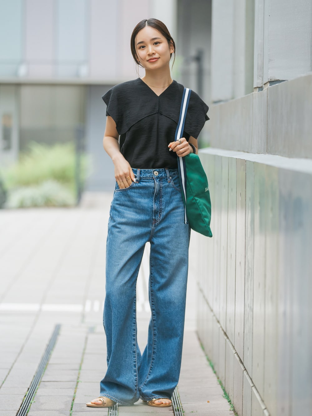 ブラック系のシャツ/ブラウス、ブルー系のデニムパンツを着用したレディースの春コーディネートの2枚目の写真