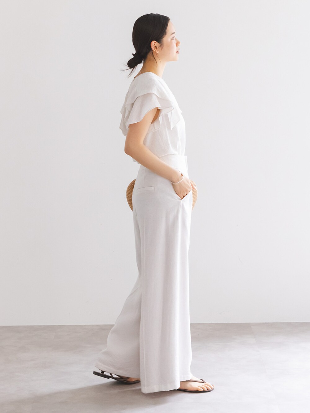 ホワイト系のシャツ/ブラウス、ホワイト系のその他パンツ、グレー系のサンダルを着用したレディースの春コーディネートの2枚目の写真