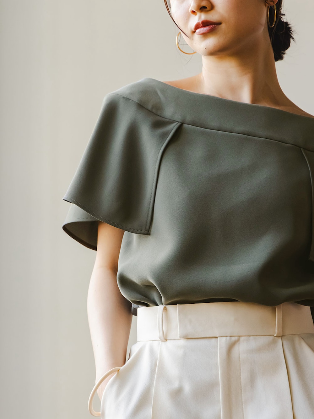 グリーン系のシャツ/ブラウス、ホワイト系のスラックスを着用したレディースの夏コーディネートの4枚目の写真